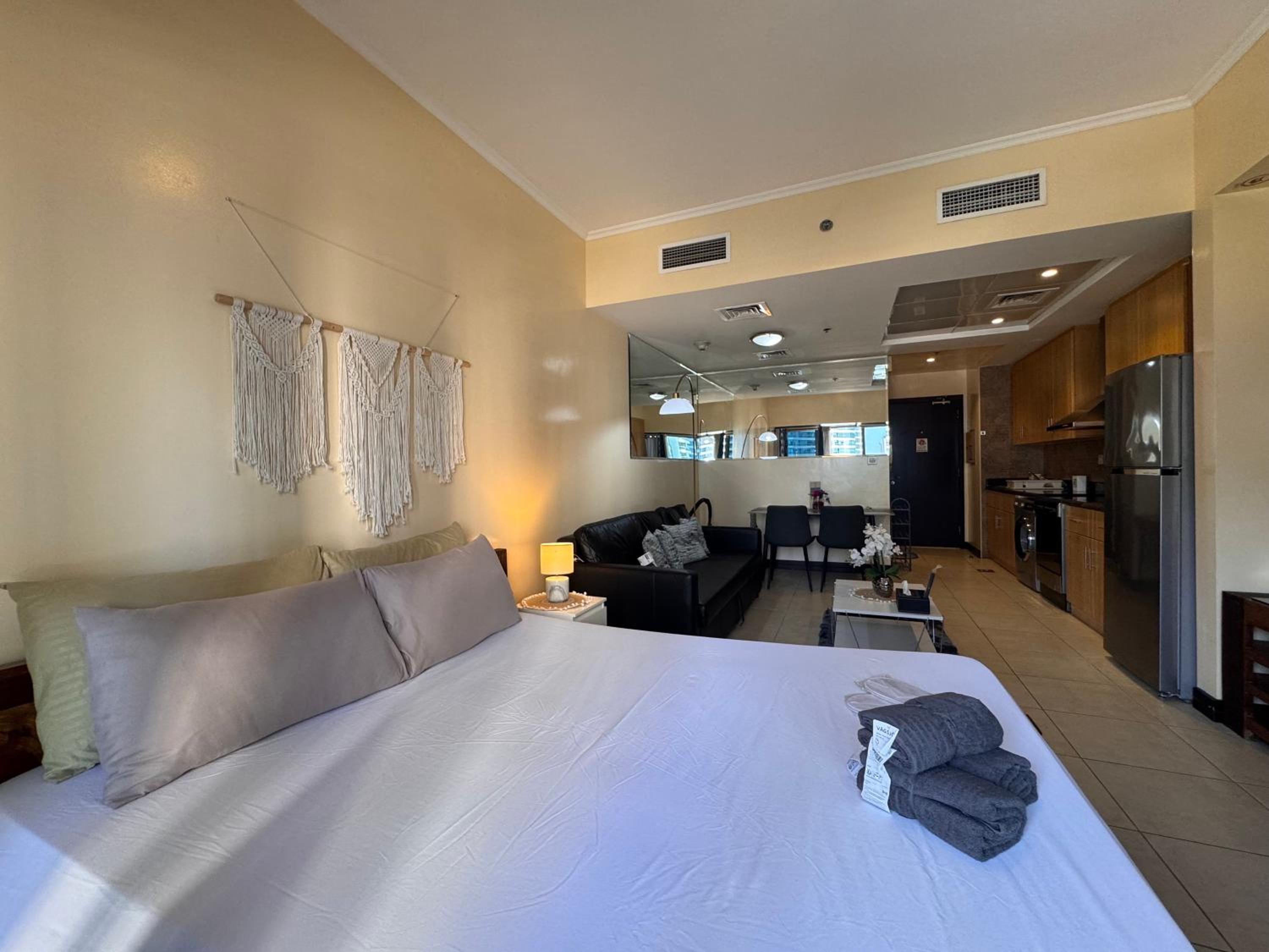 Click Stay - JLT - Studio & Balcony Lakes view Entire Apartment -JN