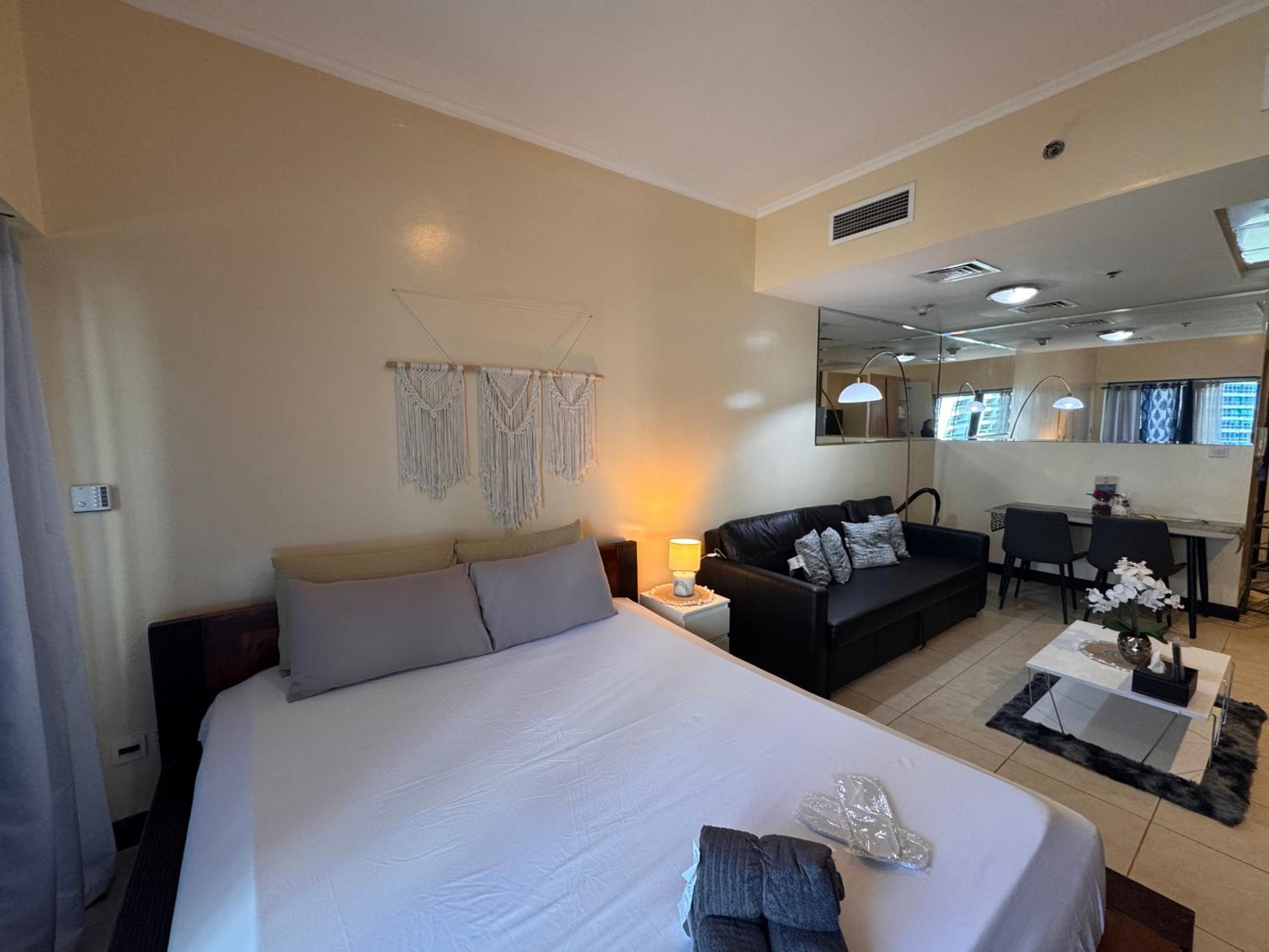 Click Stay - JLT - Studio & Balcony Lakes view Entire Apartment -JN