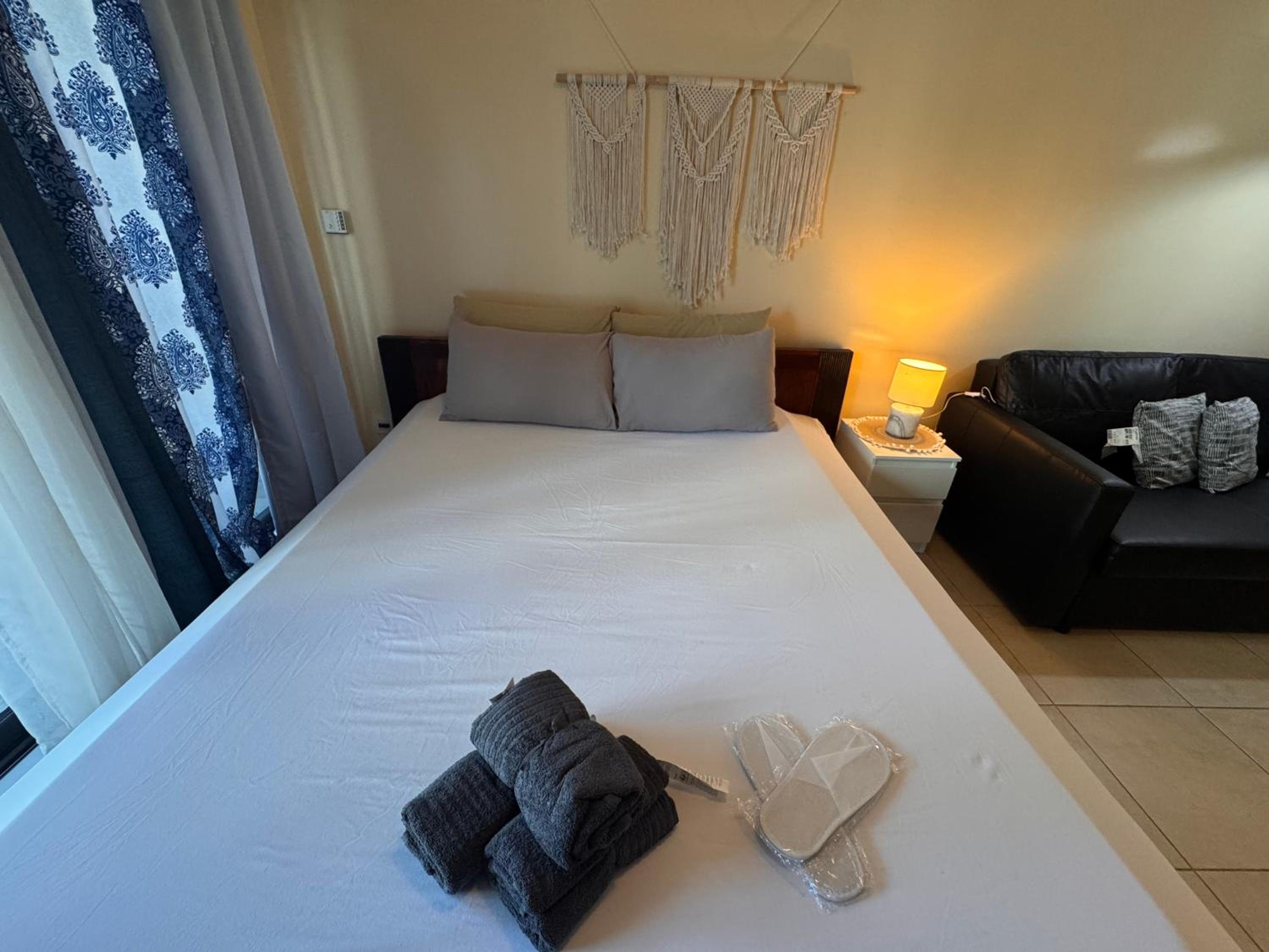 Click Stay - JLT - Studio & Balcony Lakes view Entire Apartment -JN