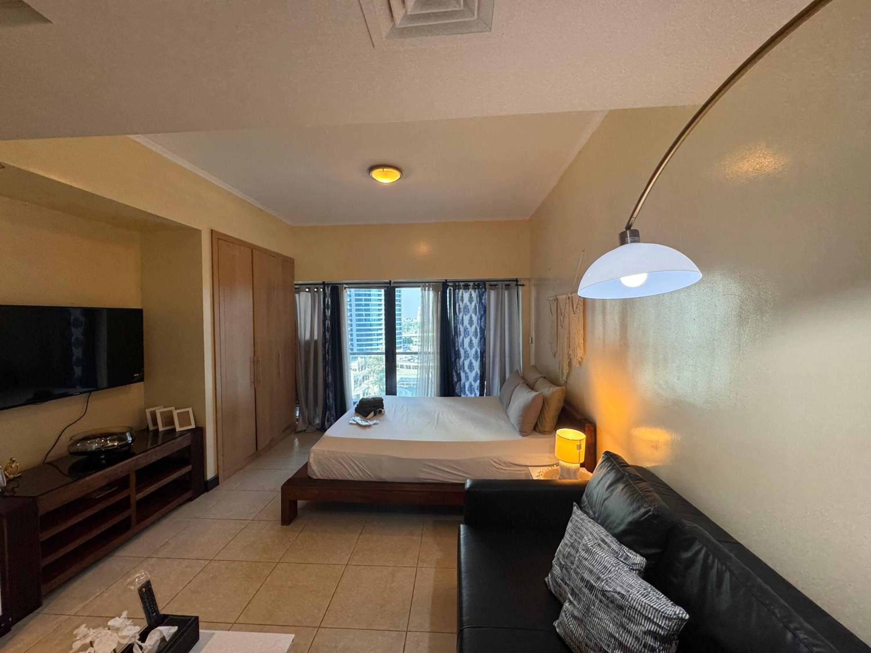 Click Stay - JLT - Studio & Balcony Lakes view Entire Apartment -JN