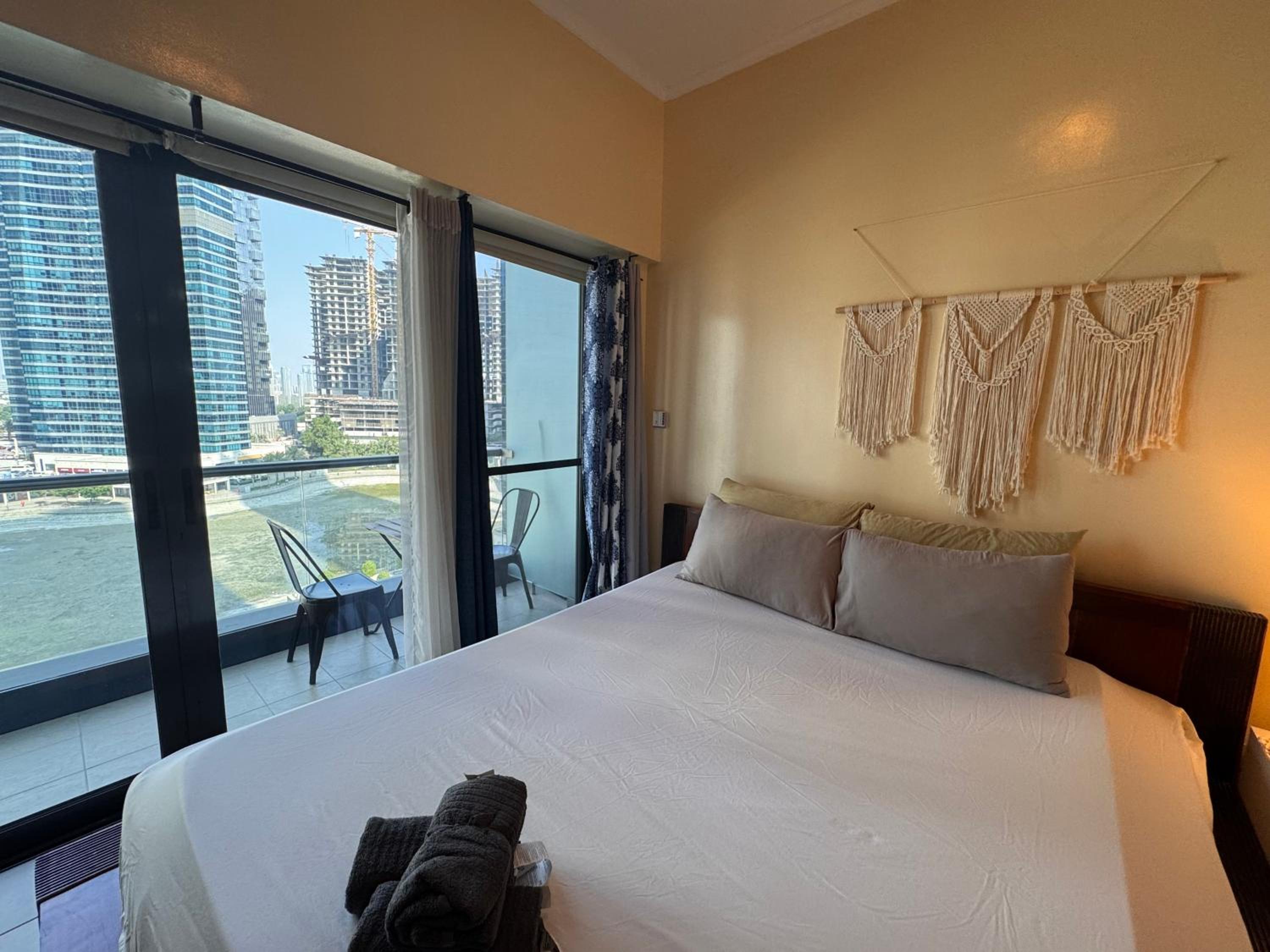 Click Stay - JLT - Studio & Balcony Lakes view Entire Apartment -JN