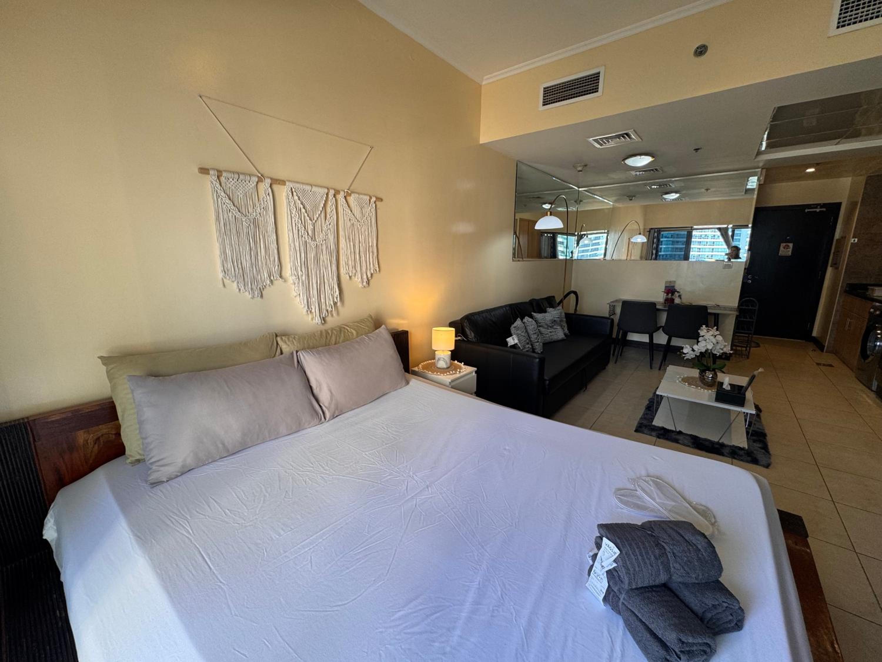 Click Stay - JLT - Studio & Balcony Lakes view Entire Apartment -JN