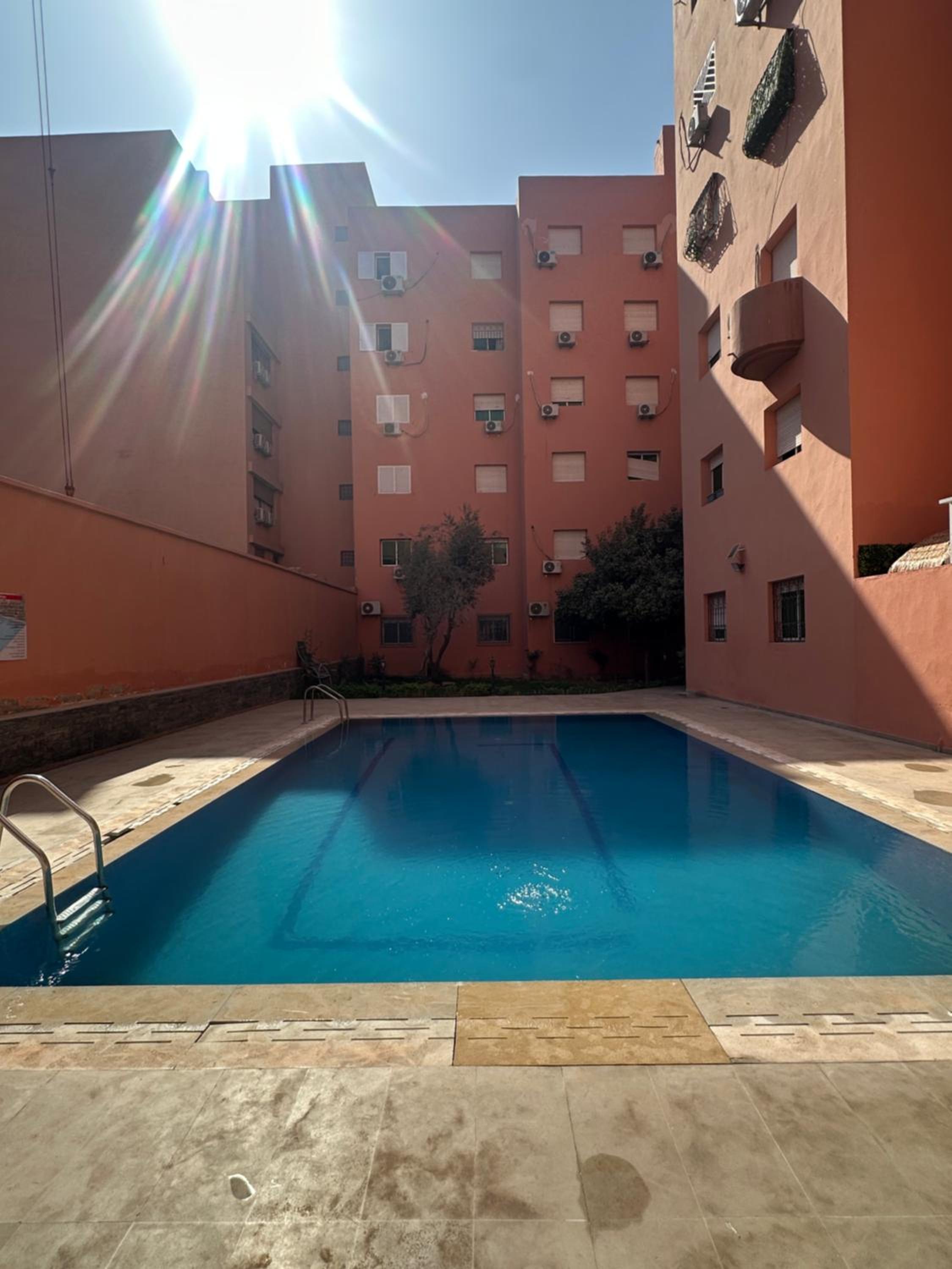 Charming Central 2 Bedroom Apartment with Pool Near Train Station