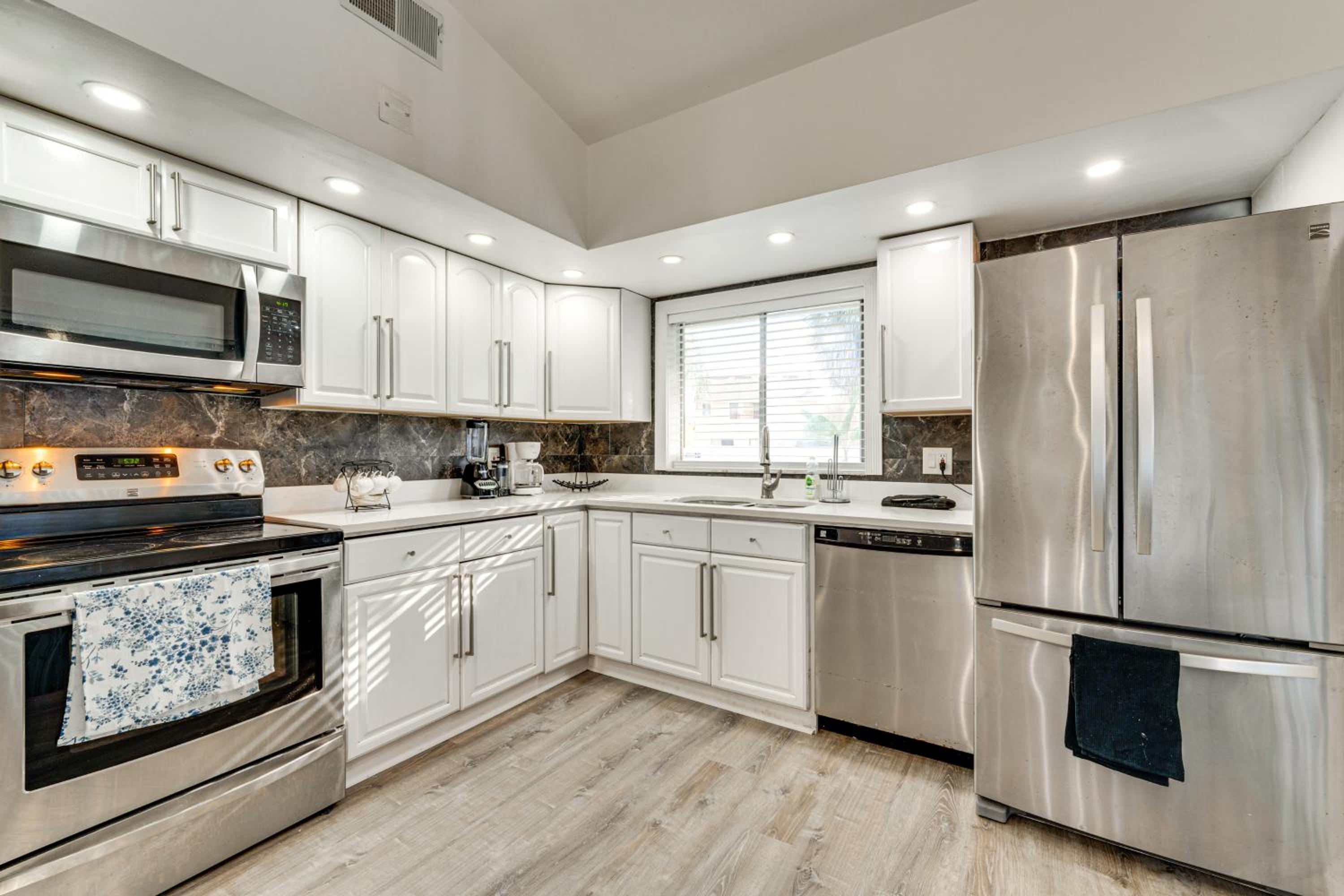 3 Mi to SeaWorld! Suburban Home with Screened Porch