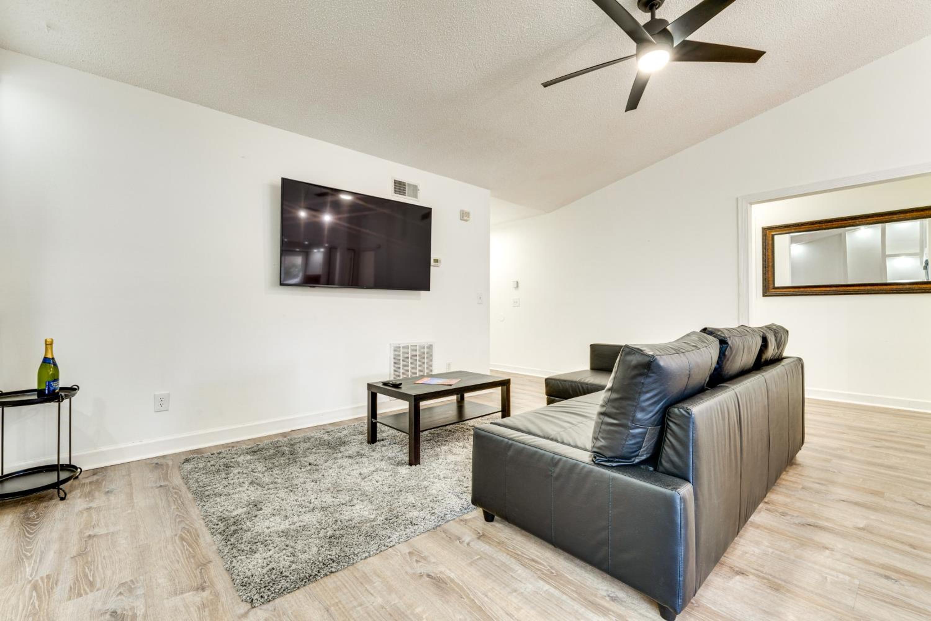 3 Mi to SeaWorld! Suburban Home with Screened Porch