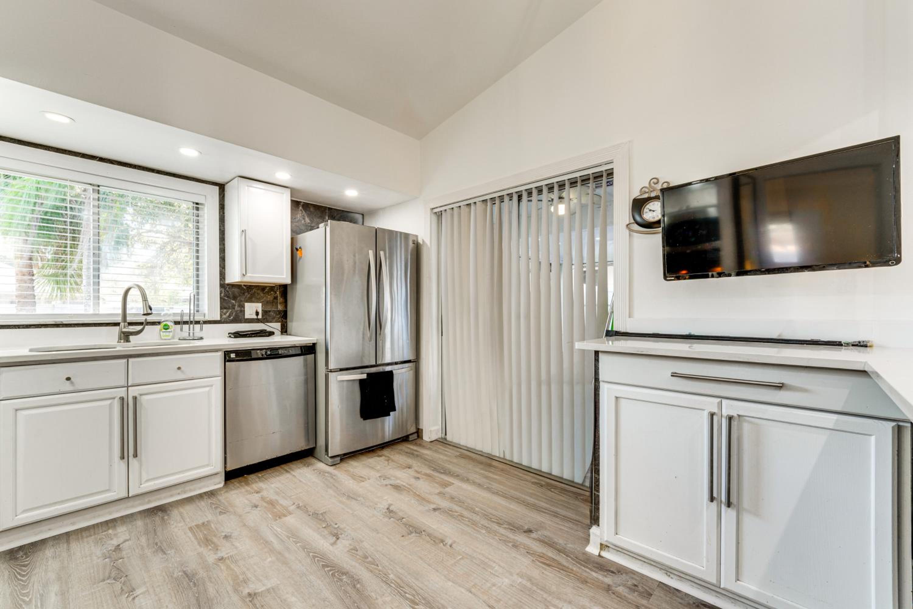 3 Mi to SeaWorld! Suburban Home with Screened Porch