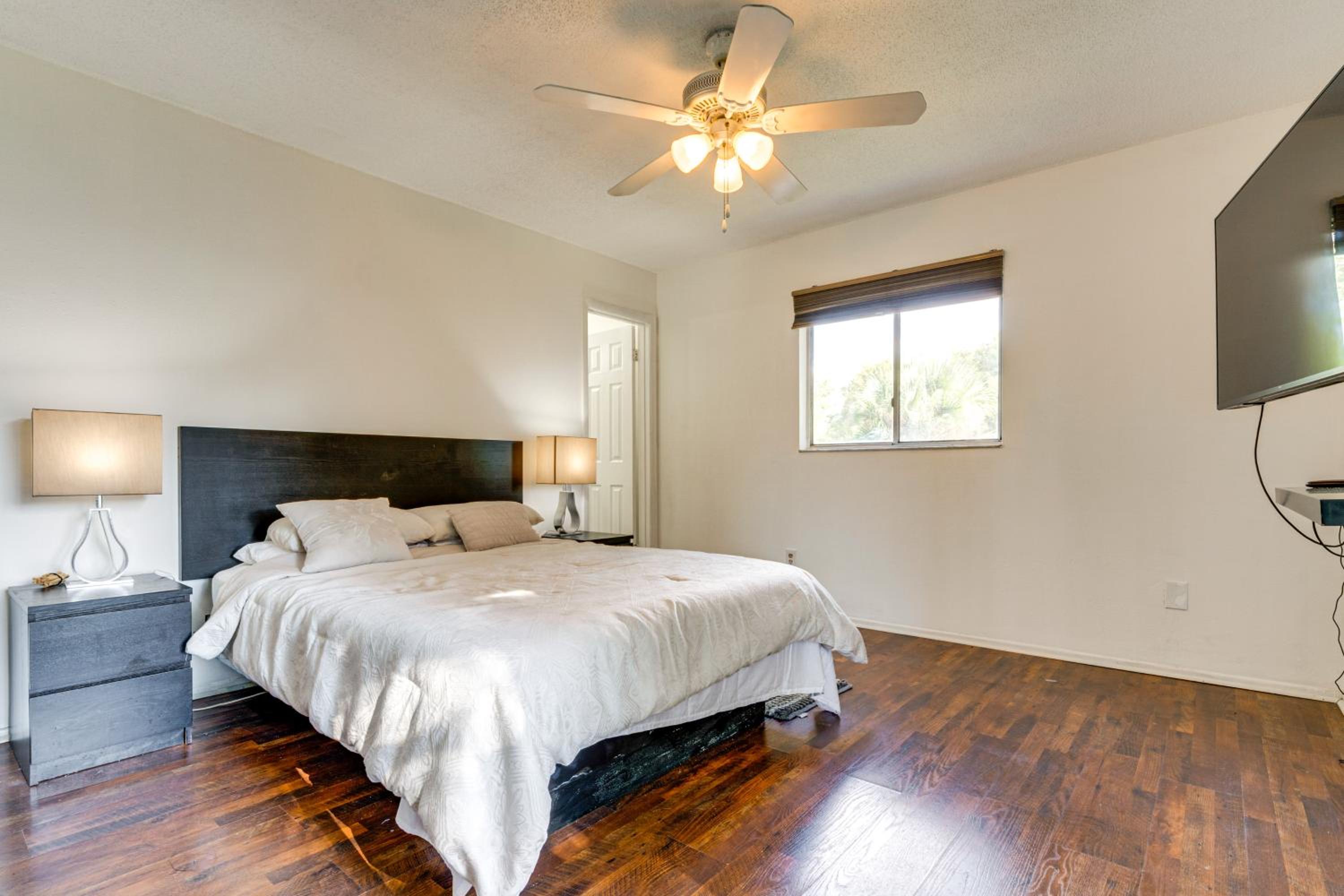 3 Mi to SeaWorld! Suburban Home with Screened Porch