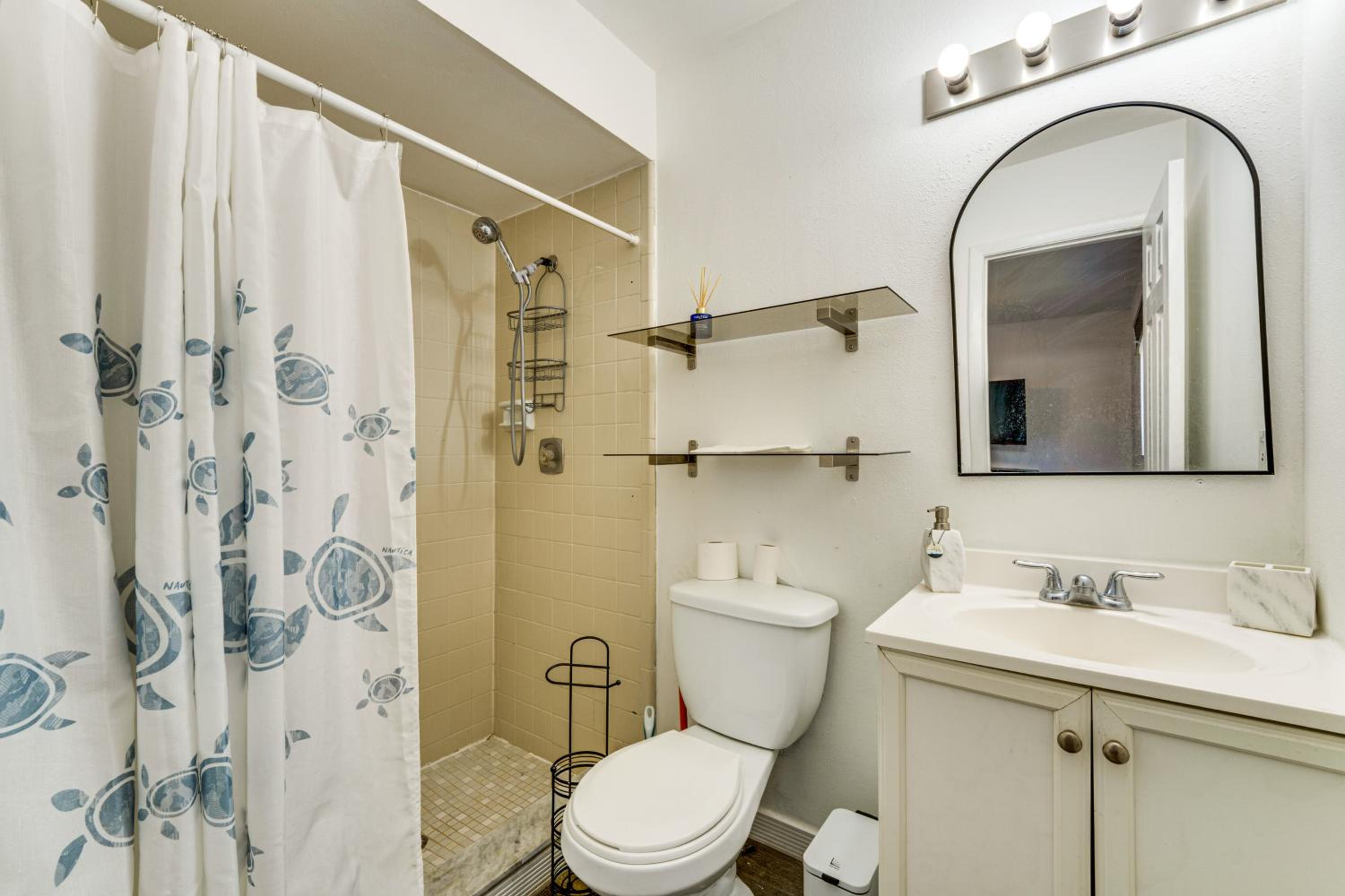3 Mi to SeaWorld! Suburban Home with Screened Porch