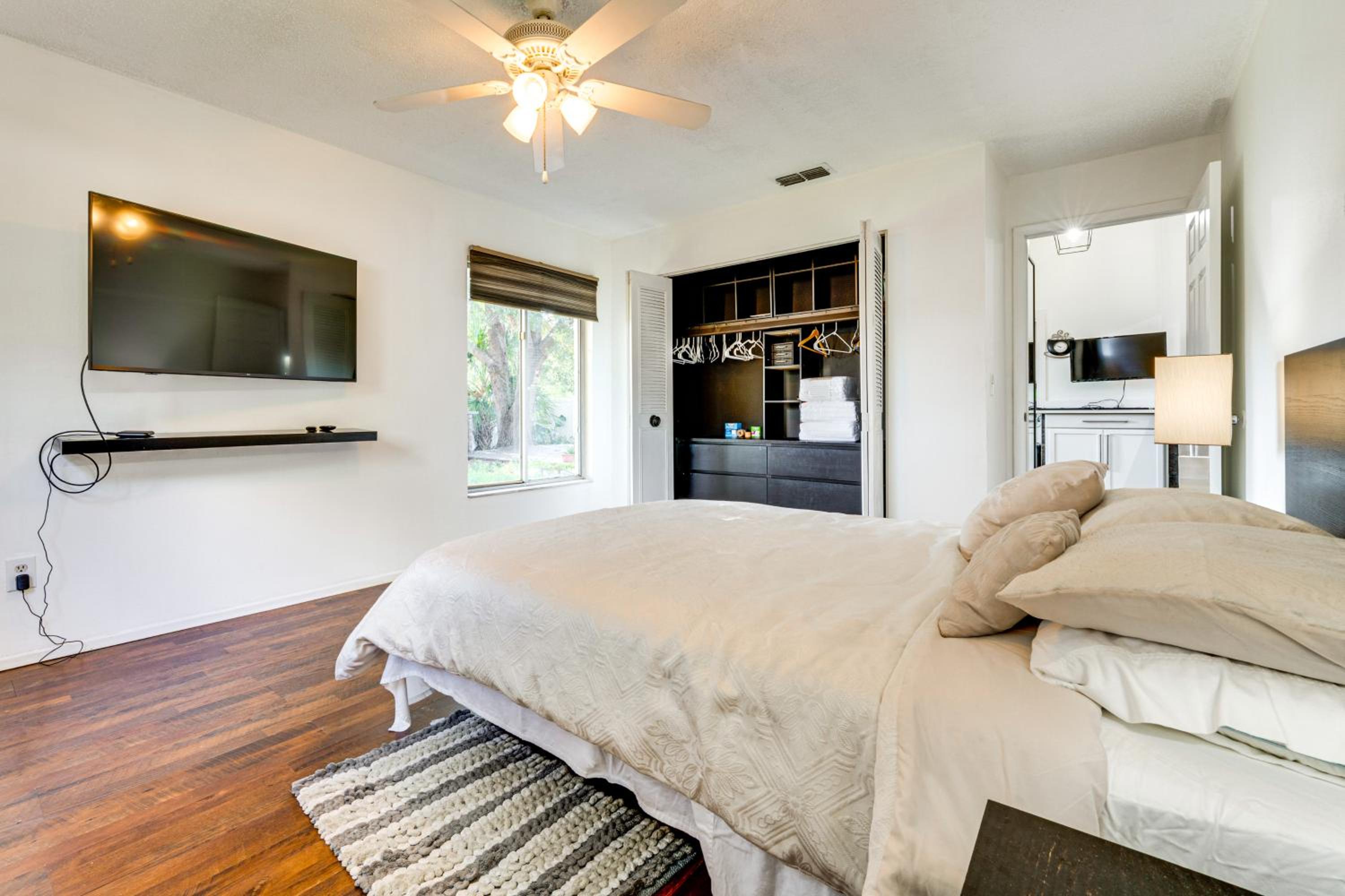 3 Mi to SeaWorld! Suburban Home with Screened Porch