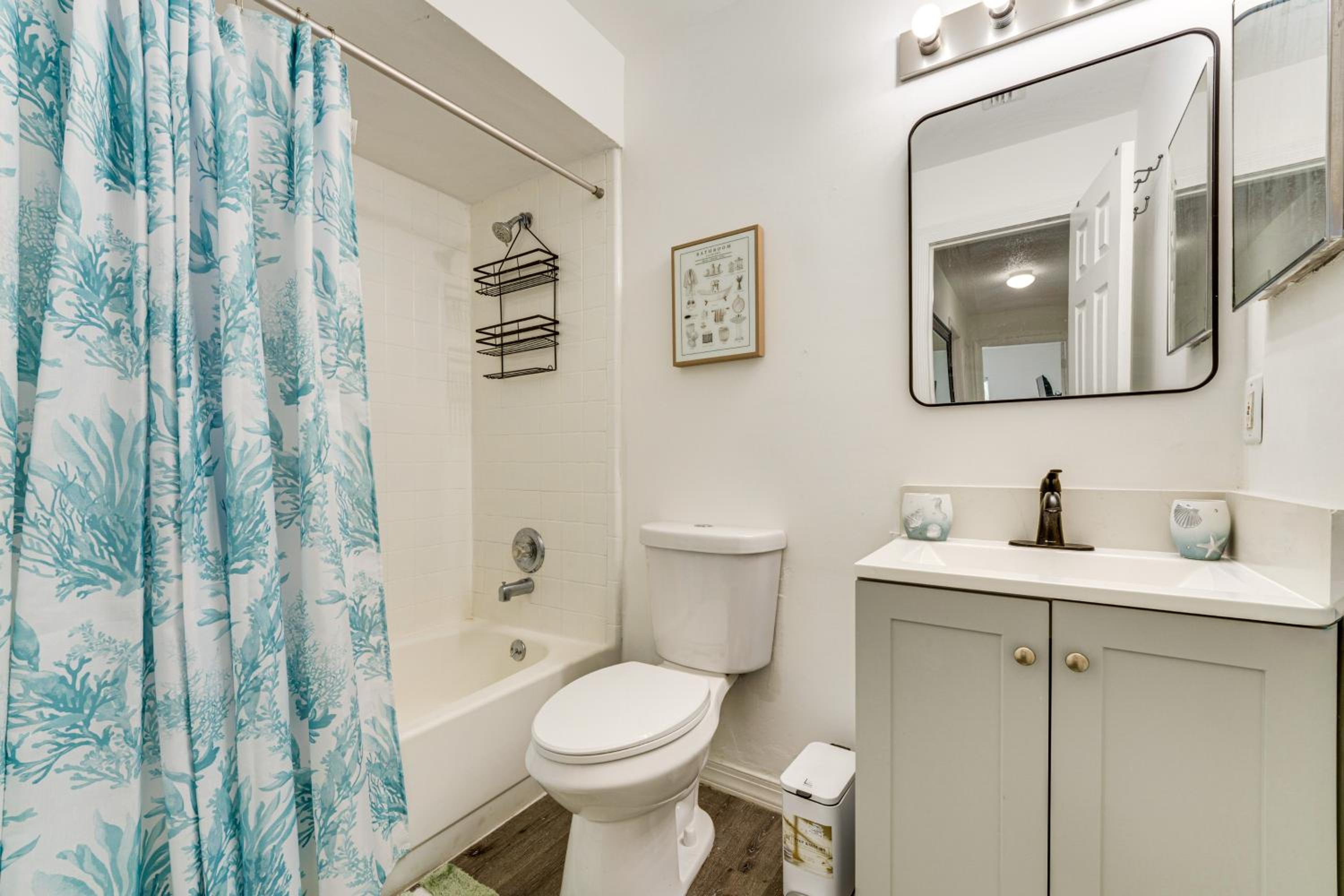 3 Mi to SeaWorld! Suburban Home with Screened Porch