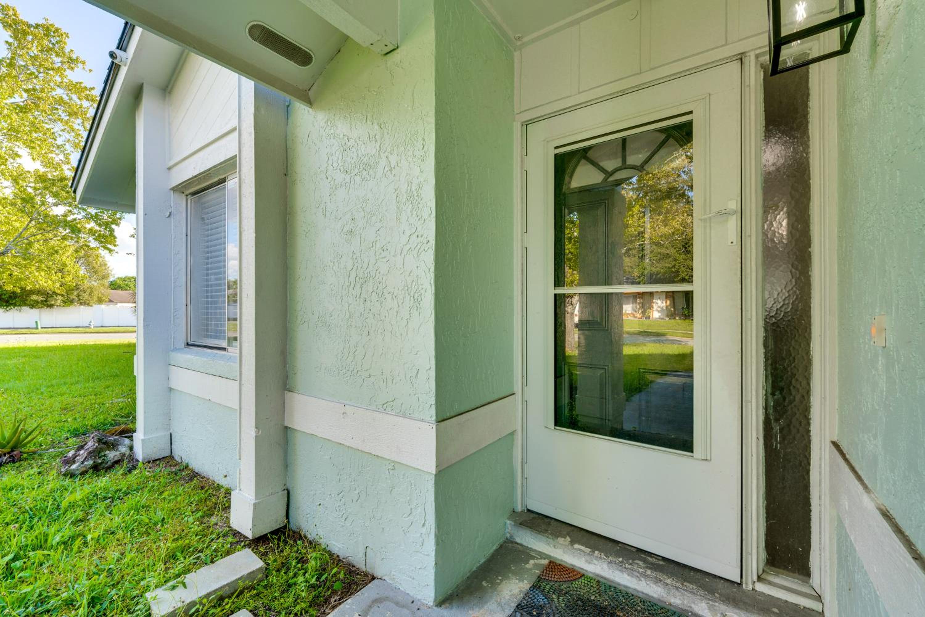 3 Mi to SeaWorld! Suburban Home with Screened Porch