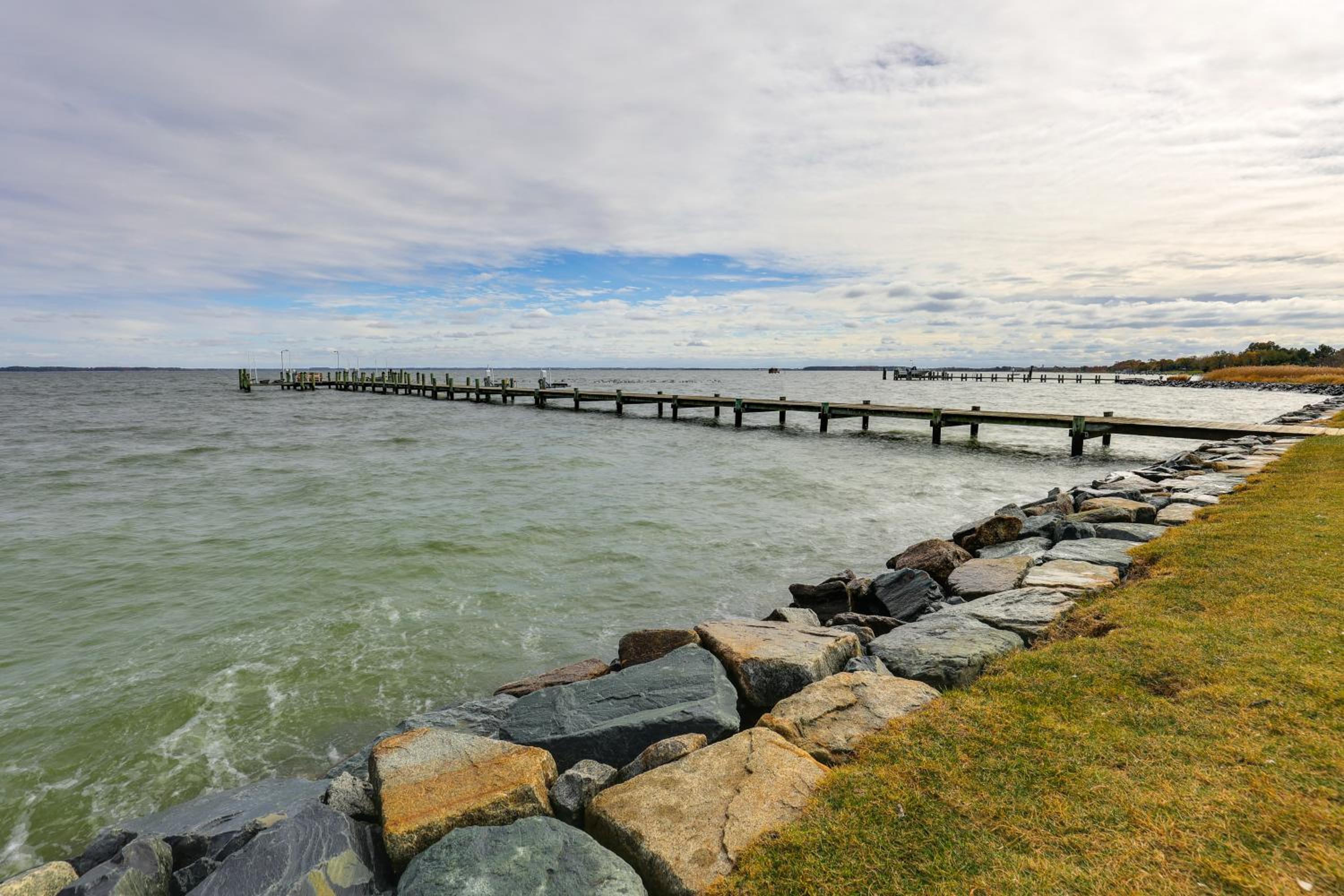 Chesapeake Bay Views and Private Deck Cozy Cottage