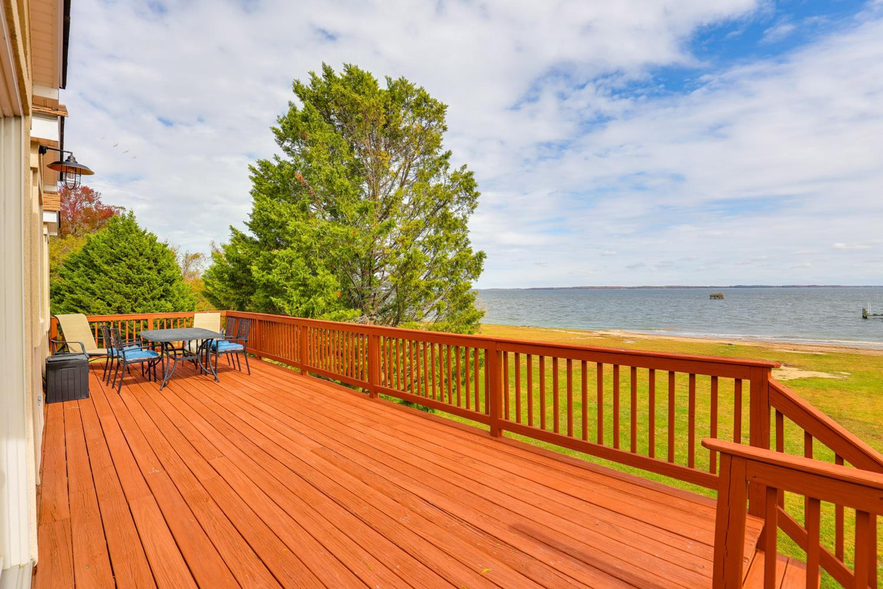 Chesapeake Bay Views and Private Deck Cozy Cottage