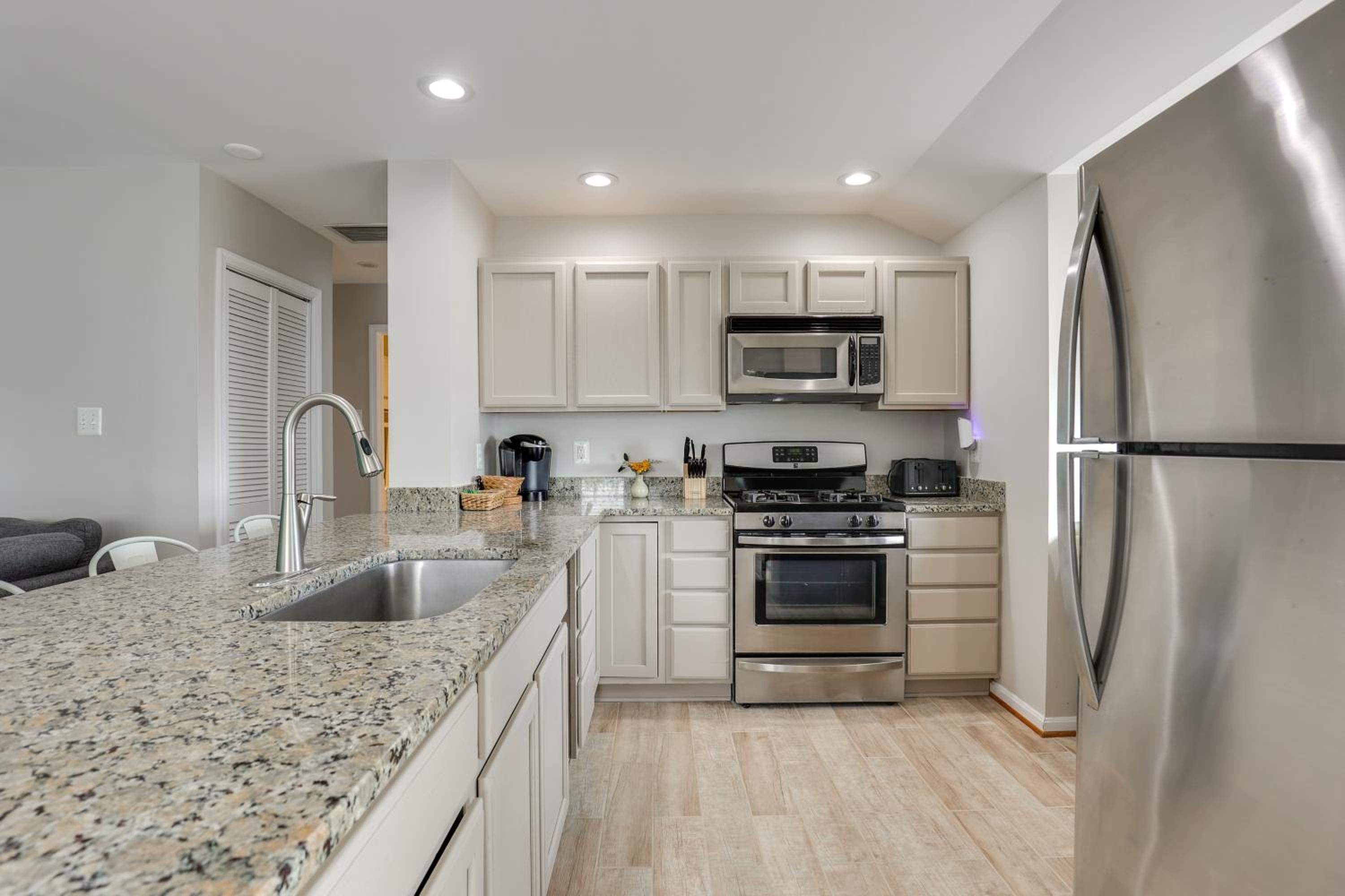 Chesapeake Bay Views and Private Deck Cozy Cottage