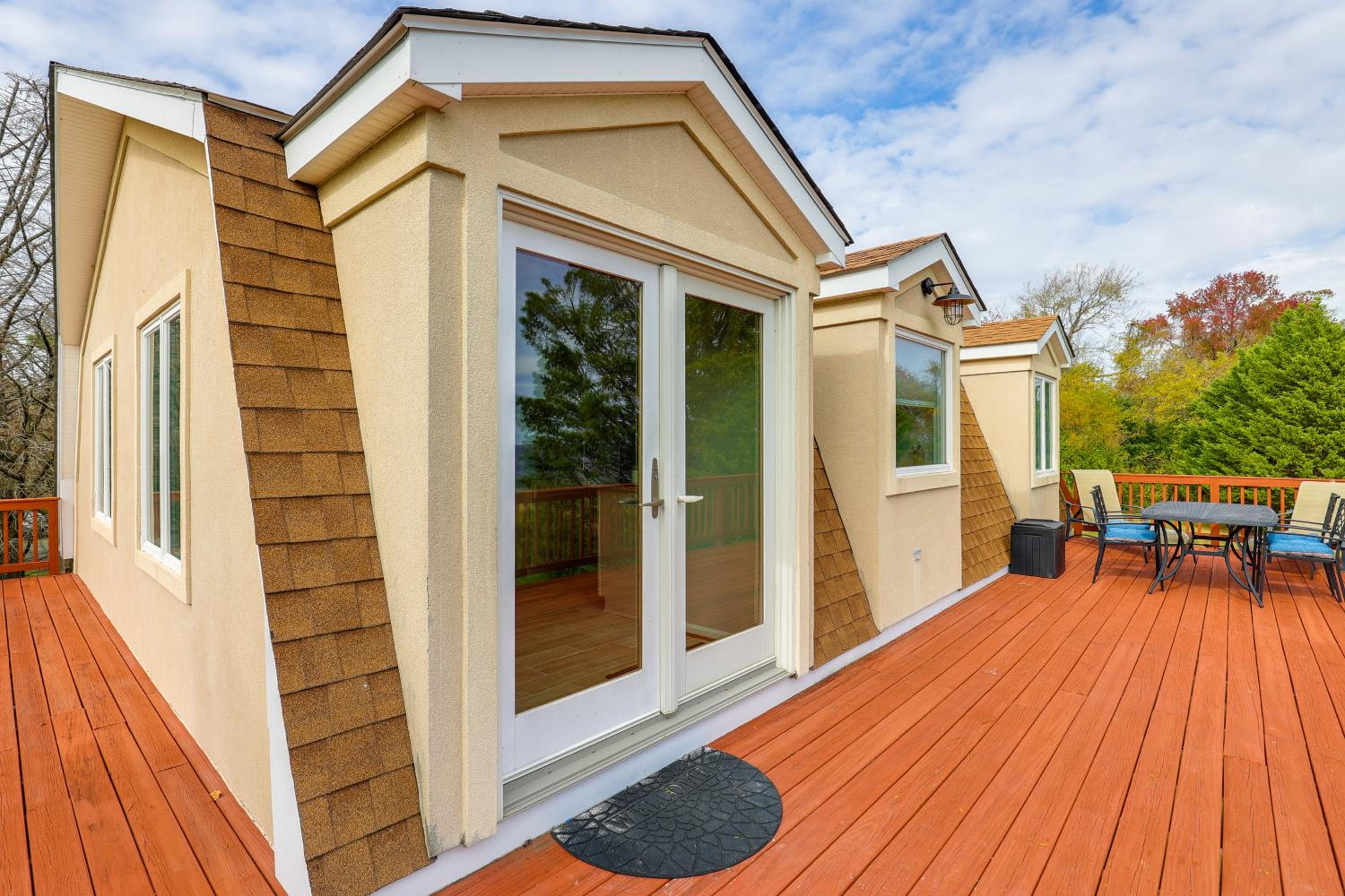 Chesapeake Bay Views and Private Deck Cozy Cottage