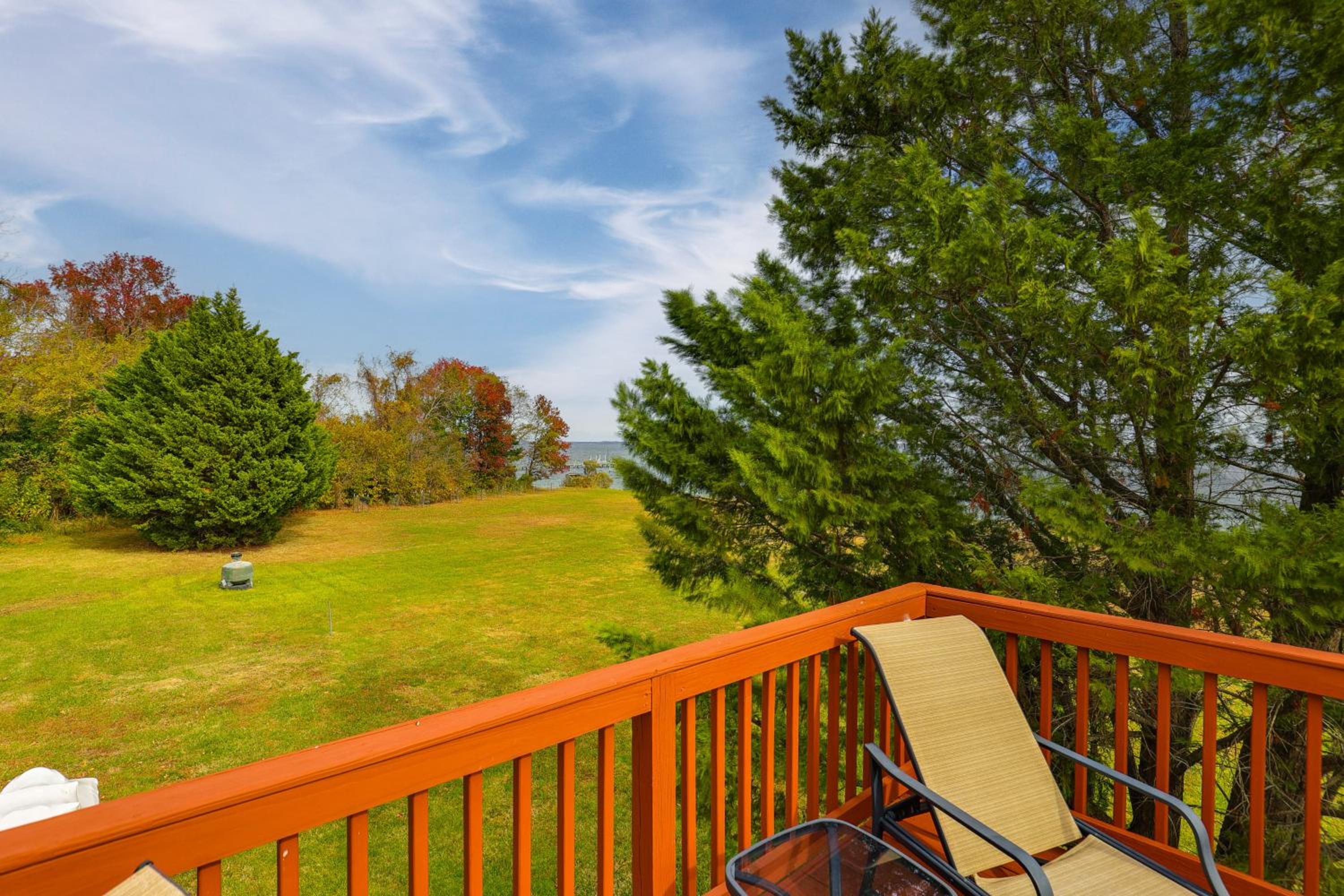 Chesapeake Bay Views and Private Deck Cozy Cottage