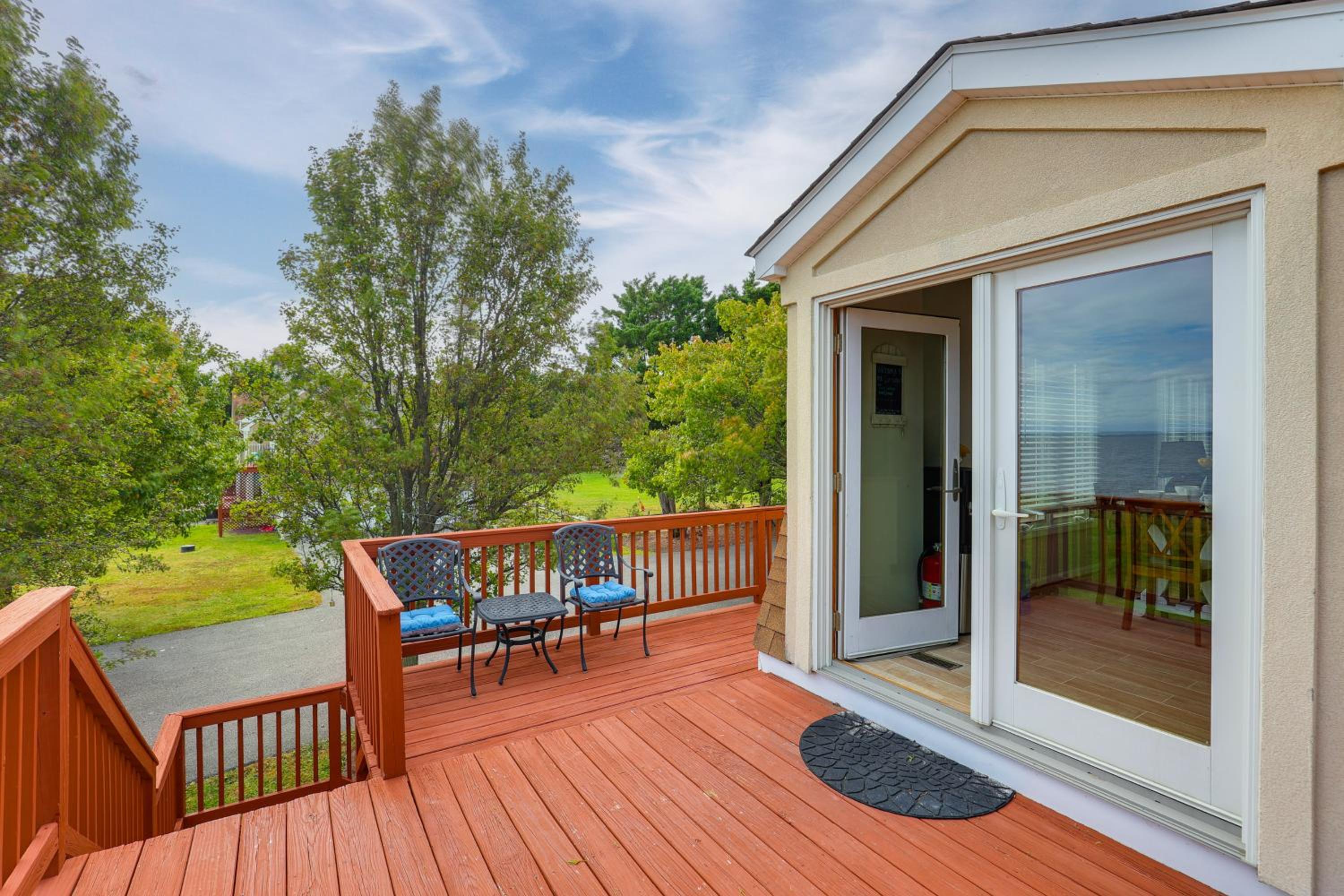 Chesapeake Bay Views and Private Deck Cozy Cottage