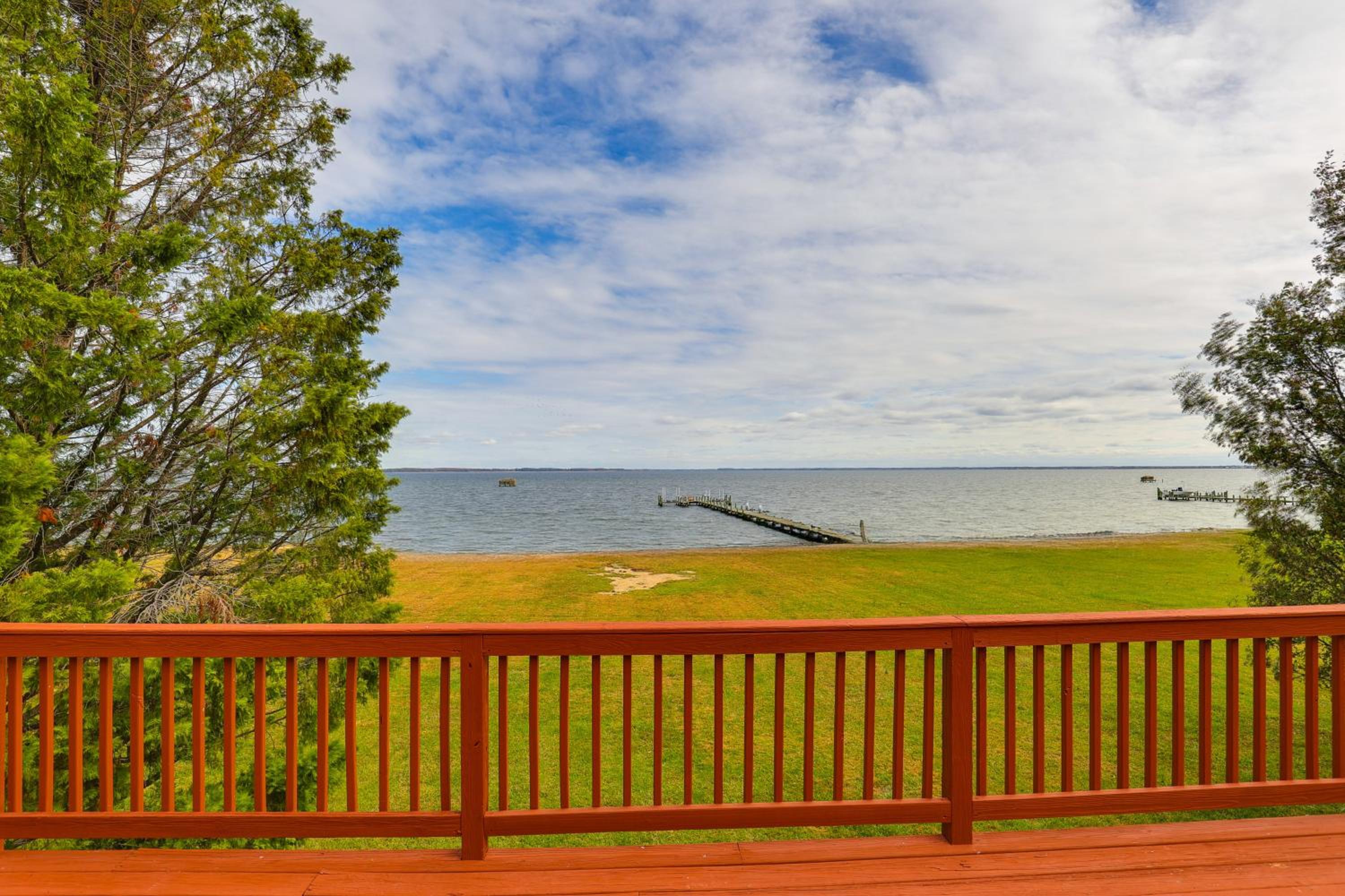 Chesapeake Bay Views and Private Deck Cozy Cottage