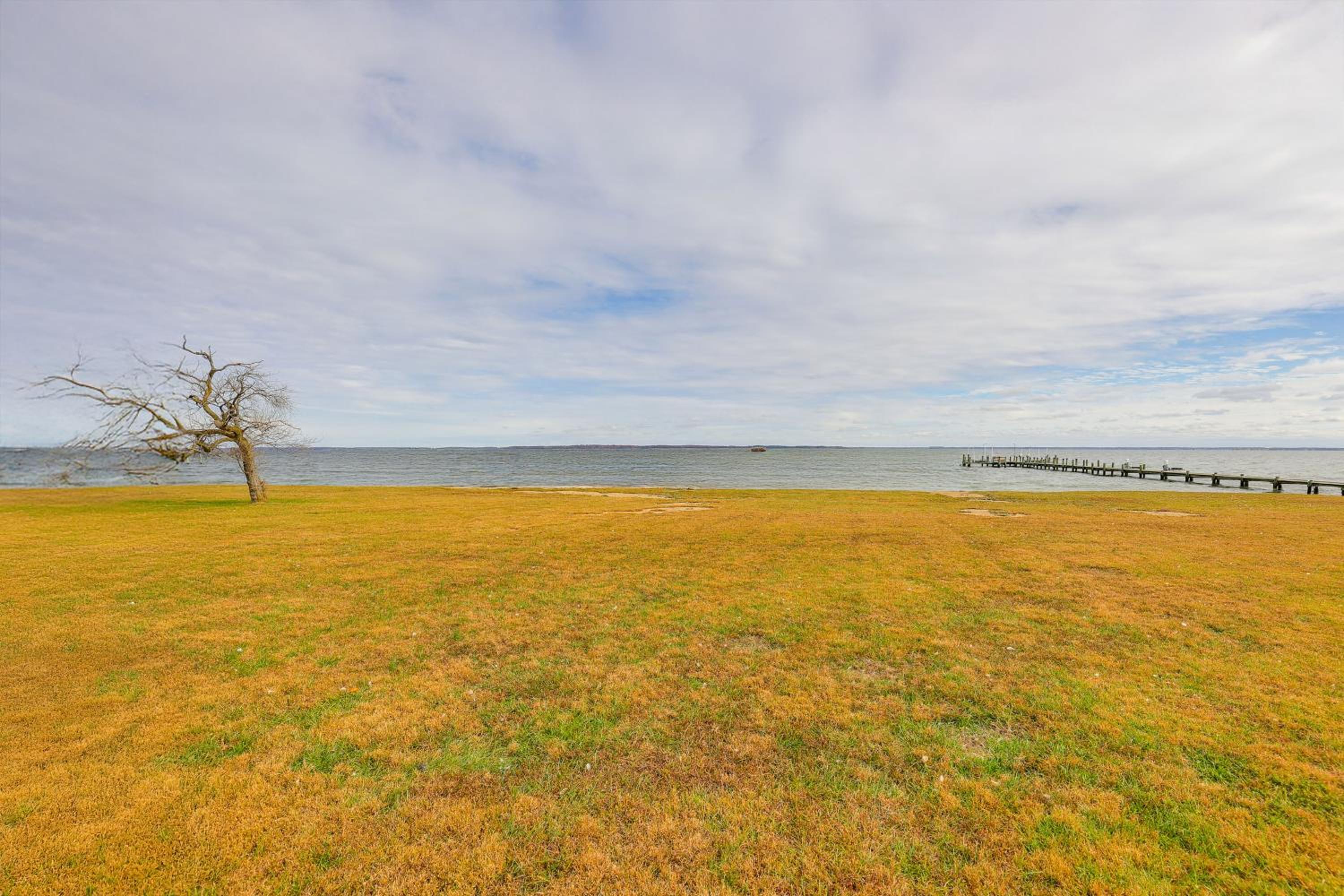 Chesapeake Bay Views and Private Deck Cozy Cottage