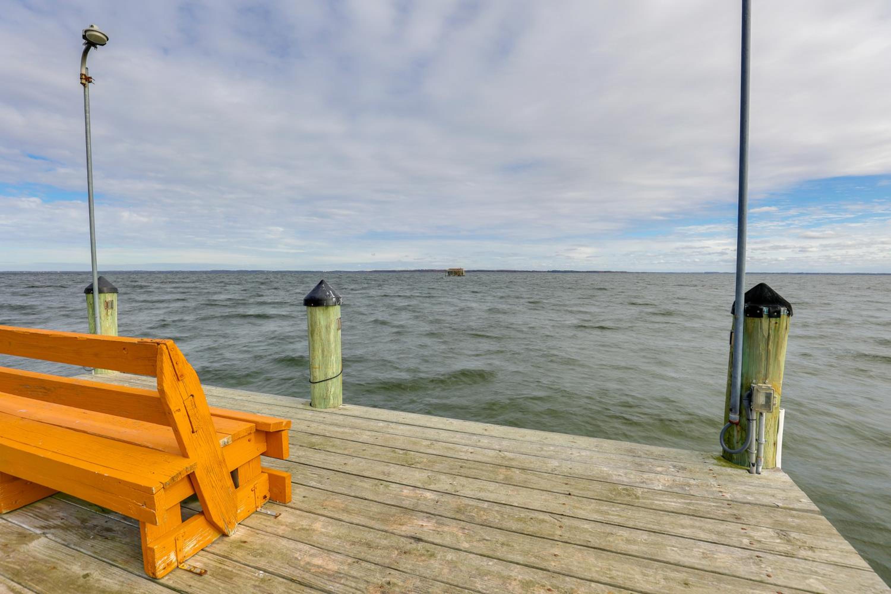 Chesapeake Bay Views and Private Deck Cozy Cottage