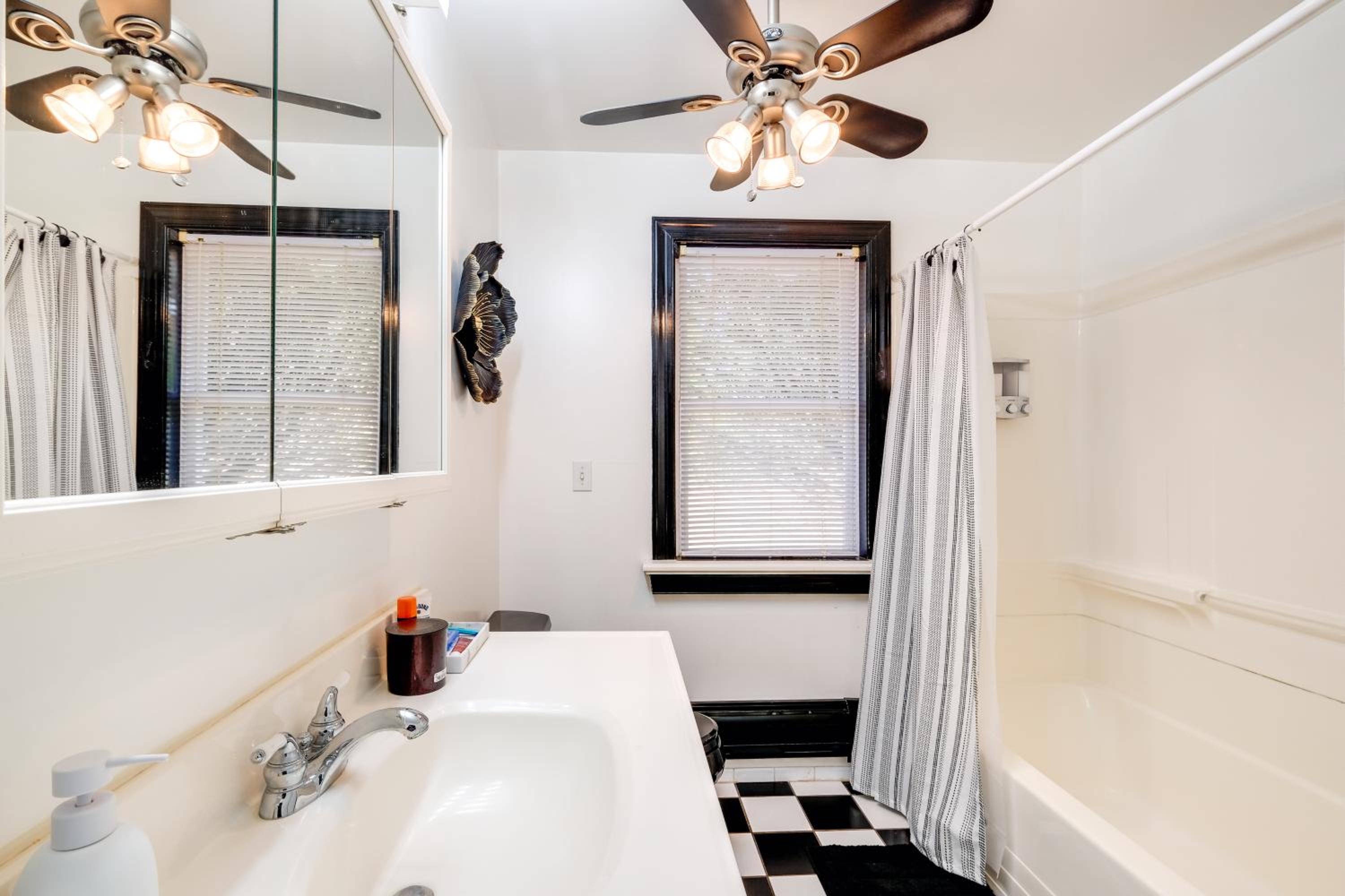 Countryside Cottage on 5 Acres! Easy Commute to DC
