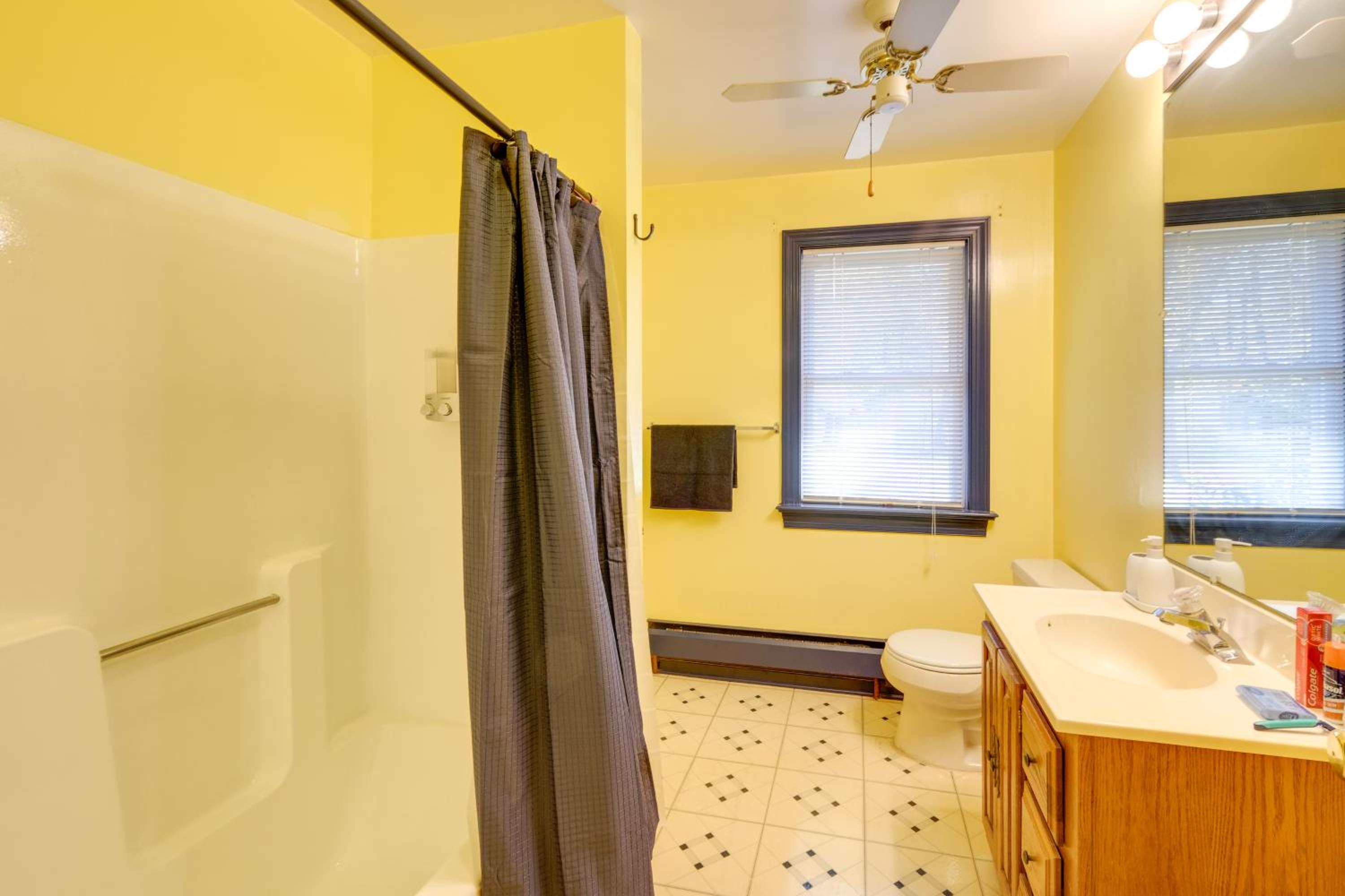 Countryside Cottage on 5 Acres! Easy Commute to DC