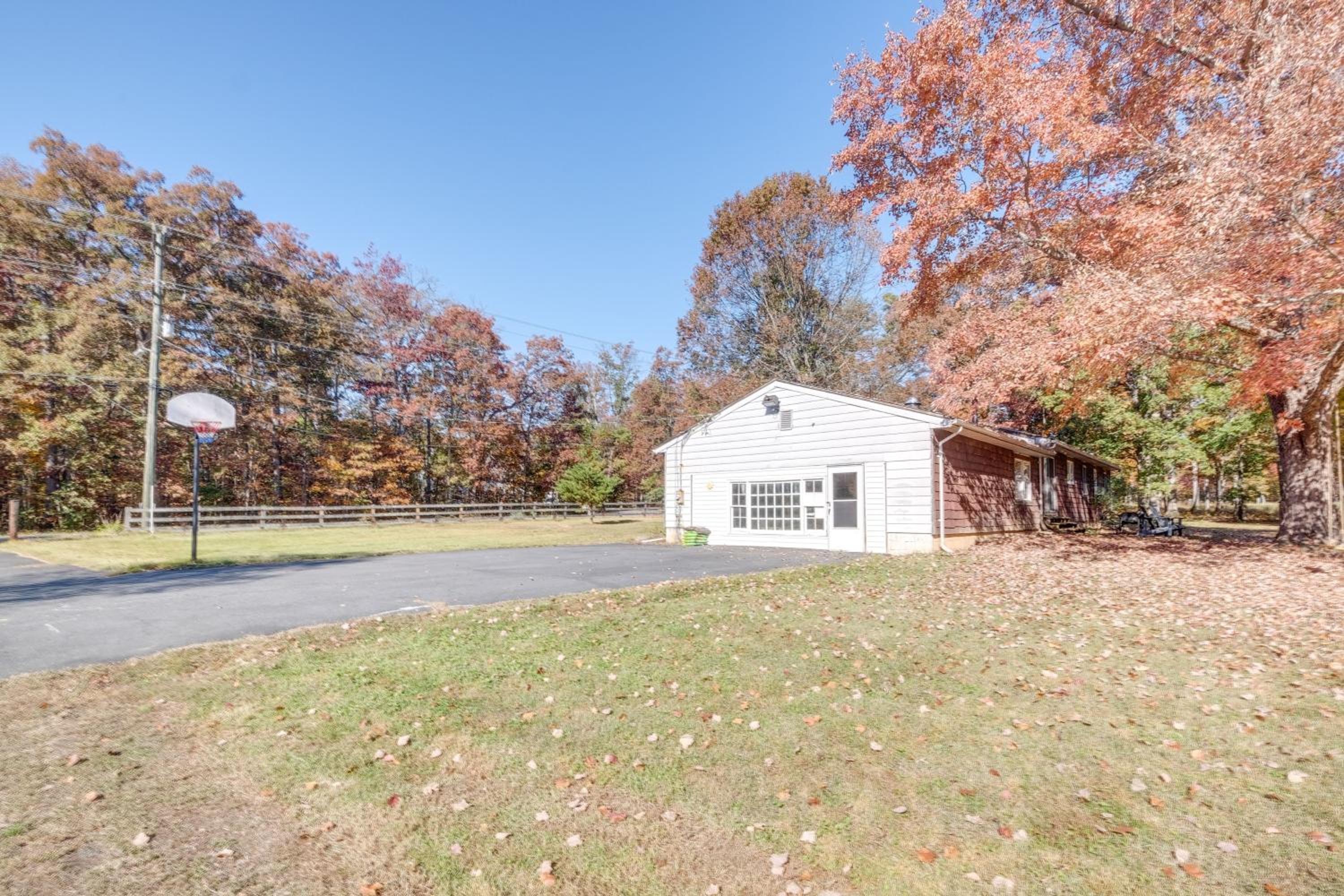 Countryside Cottage on 5 Acres! Easy Commute to DC