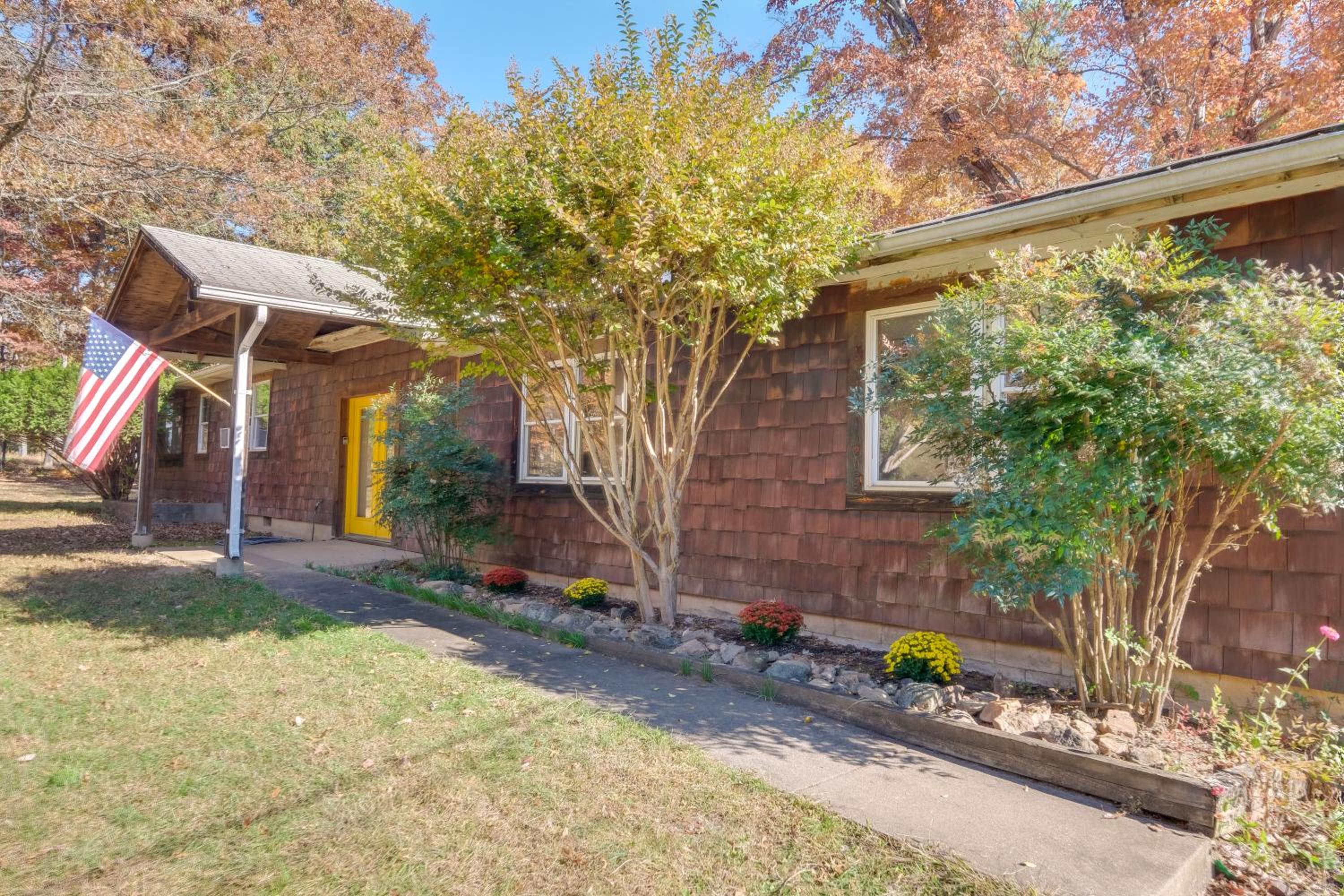 Countryside Cottage on 5 Acres! Easy Commute to DC
