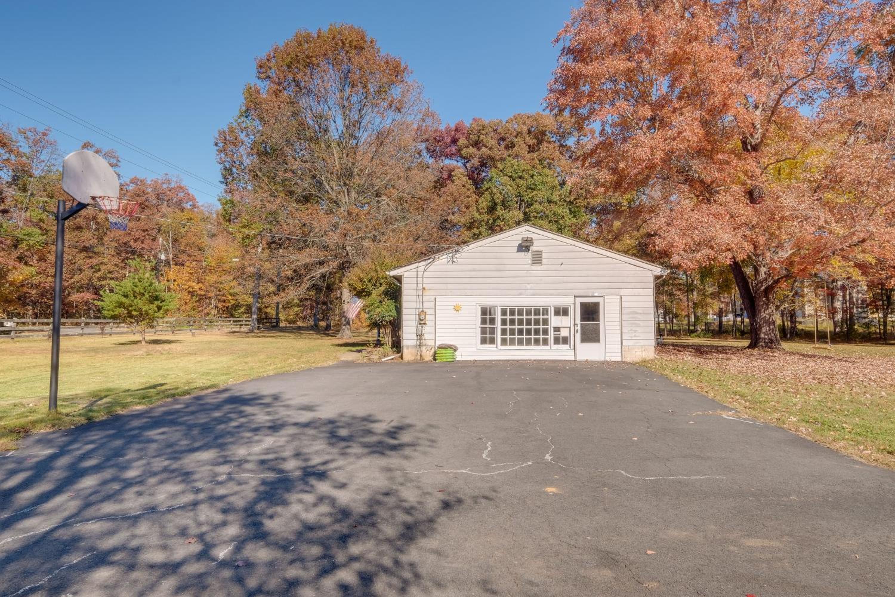Countryside Cottage on 5 Acres! Easy Commute to DC