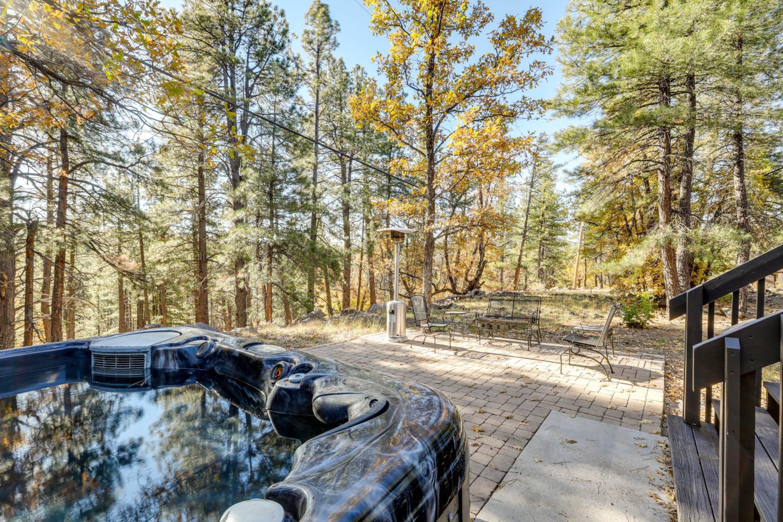 Family Getaway with Hot Tub! 20 Mi to Flagstaff