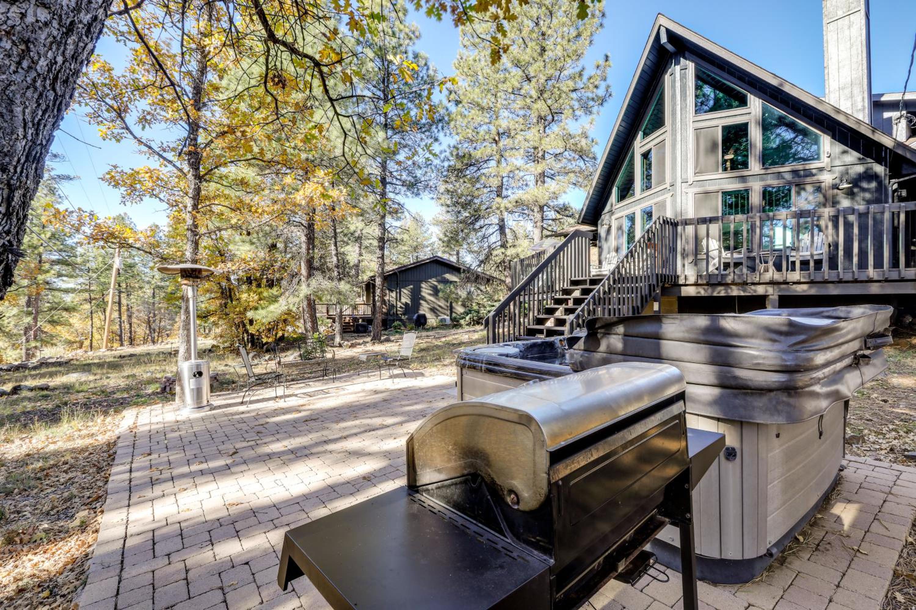 Family Getaway with Hot Tub! 20 Mi to Flagstaff