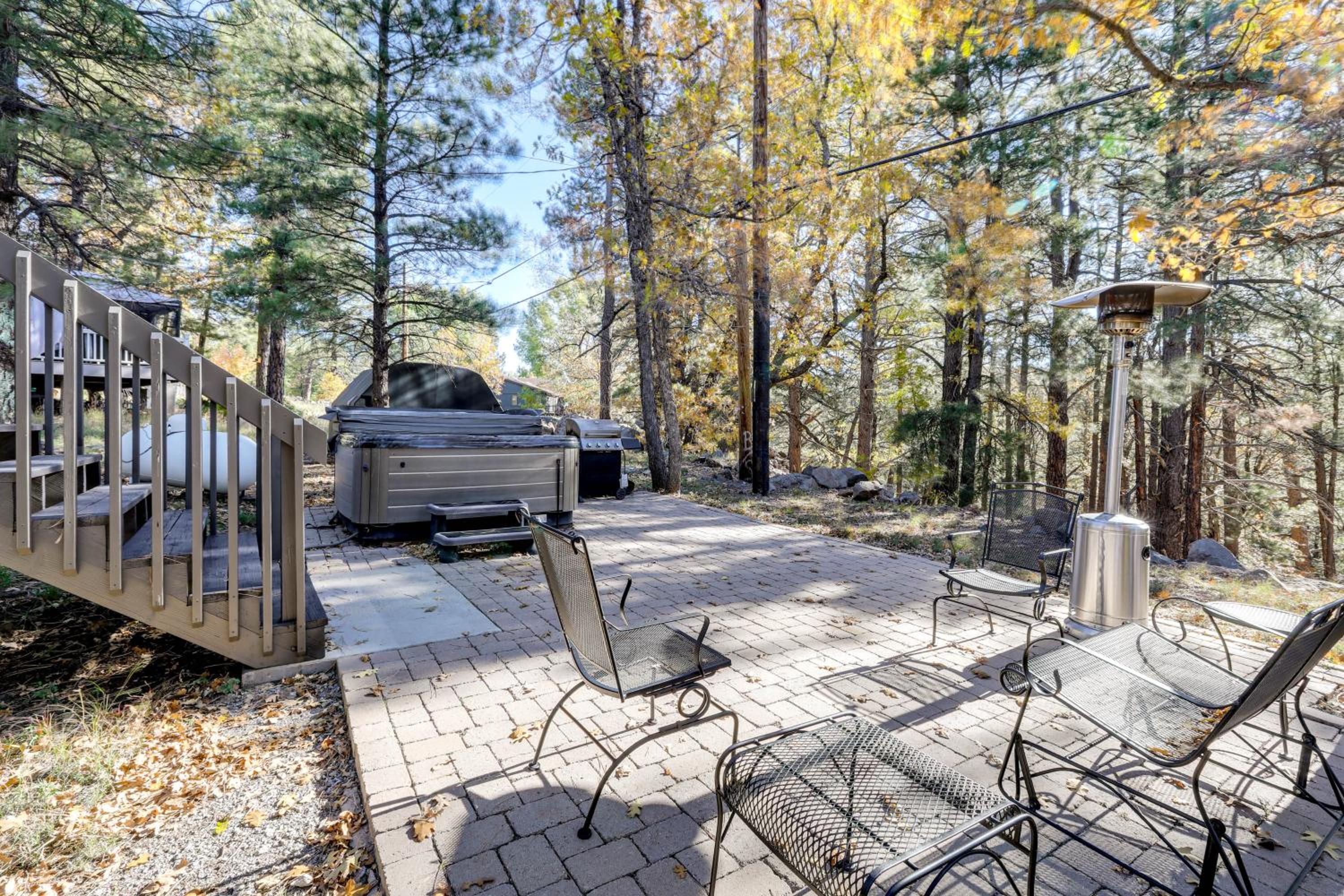 Family Getaway with Hot Tub! 20 Mi to Flagstaff