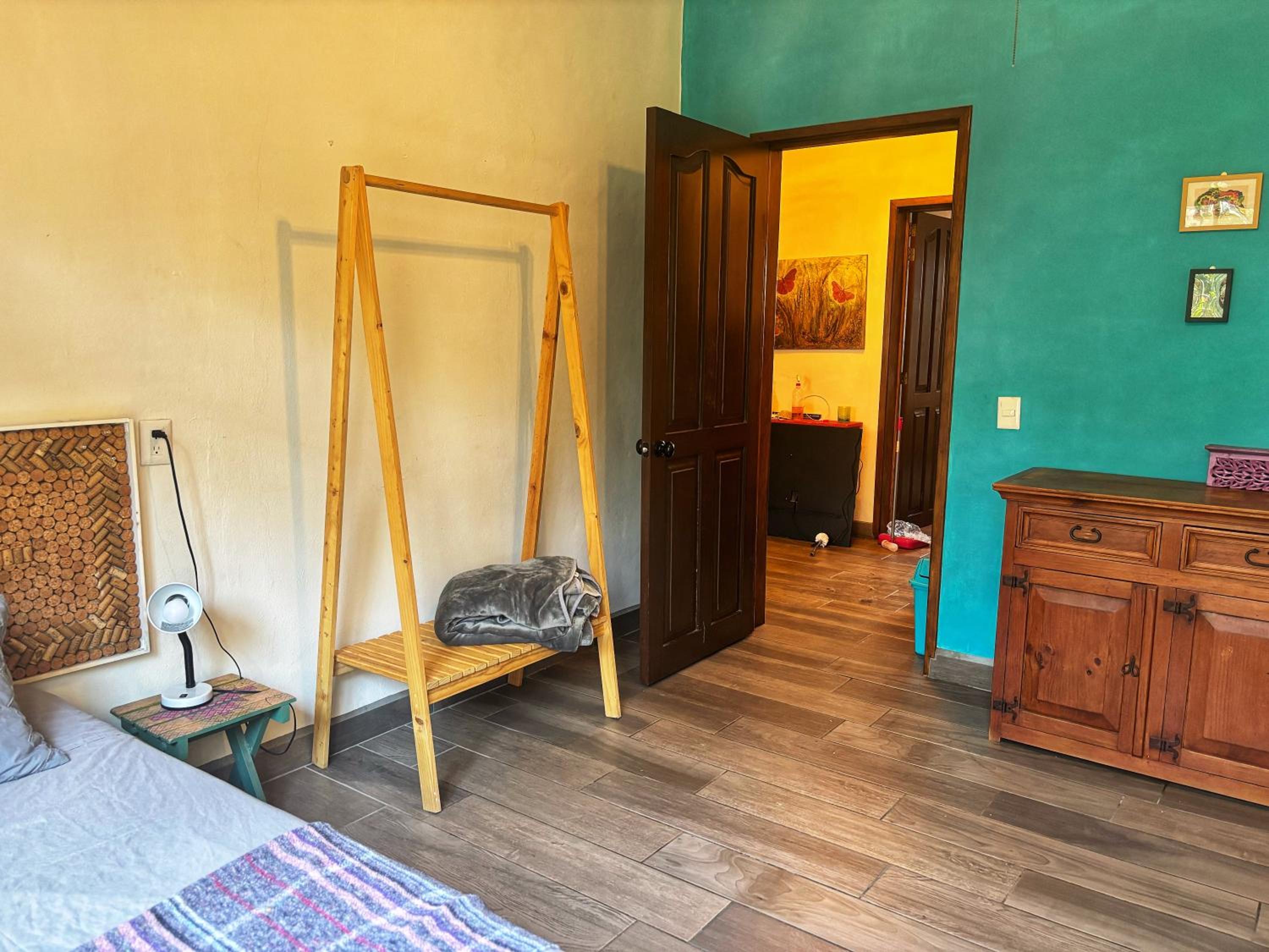 Casita El Nido- Spacious 2 Bedroom Main Floor Apartment