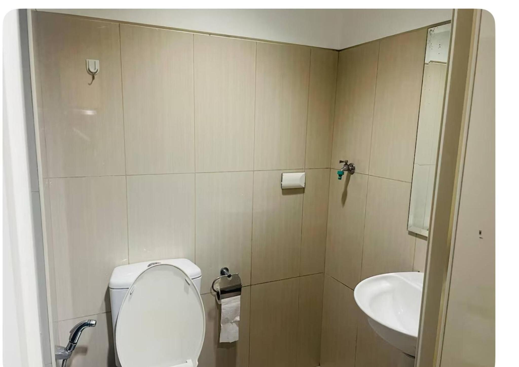 Elegant Pasay City Apartment with Central Heating Shared Pool