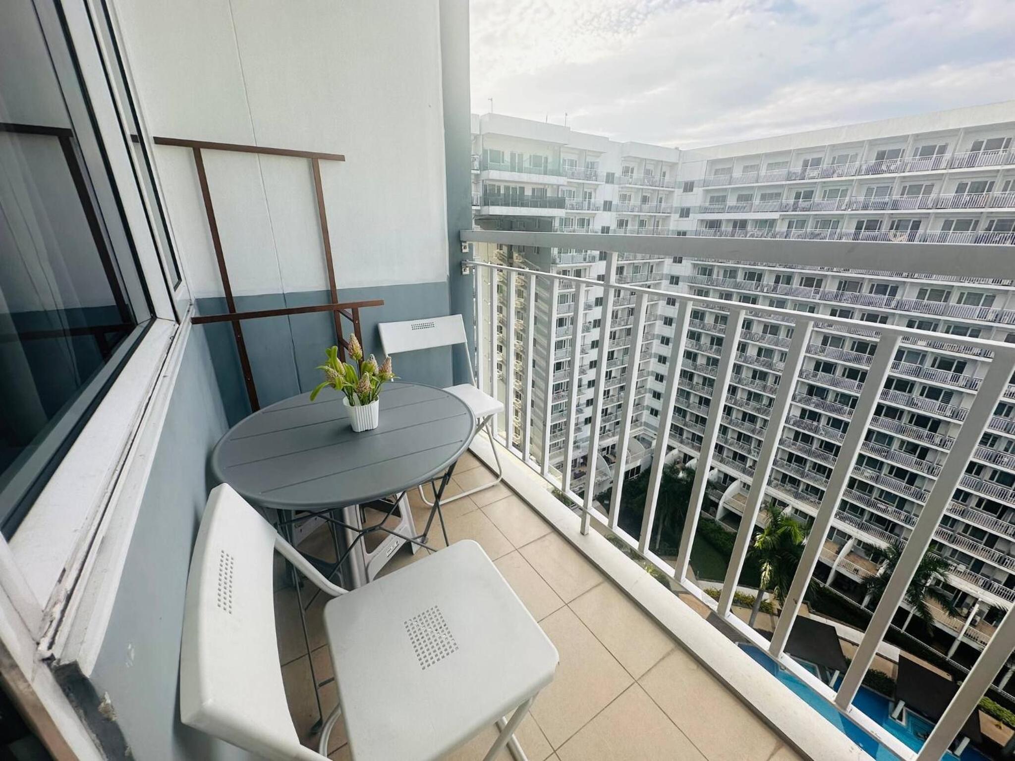 Cheerful Pasay Getaway - Entire Apartment for Rent