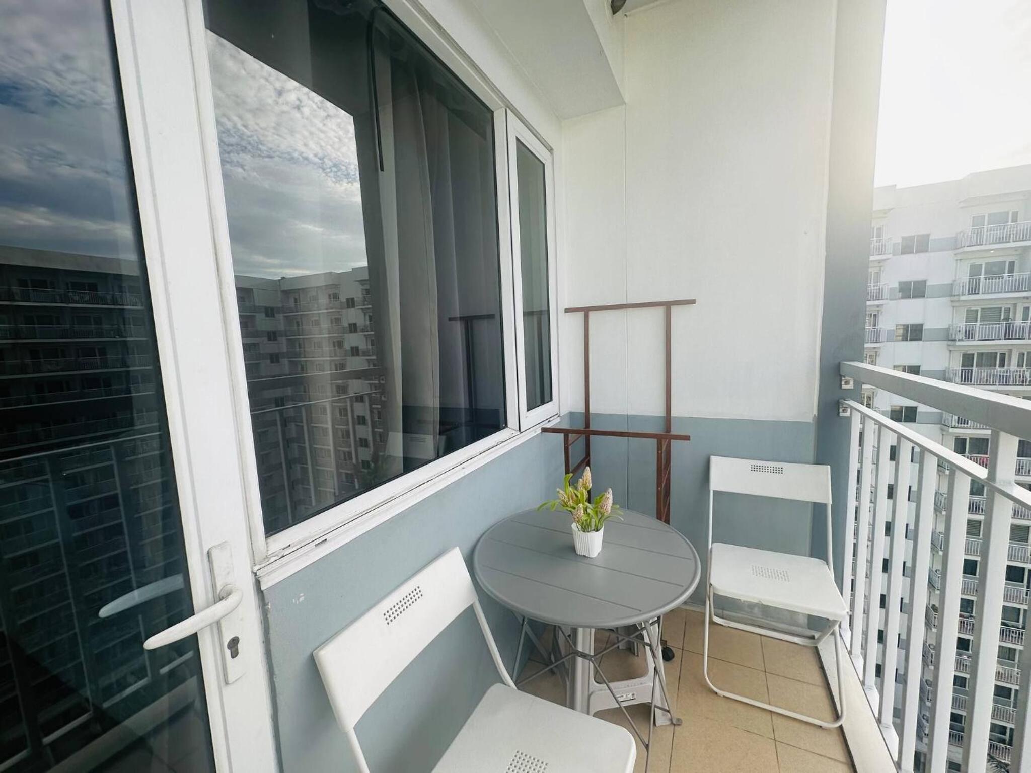 Cheerful Pasay Getaway - Entire Apartment for Rent