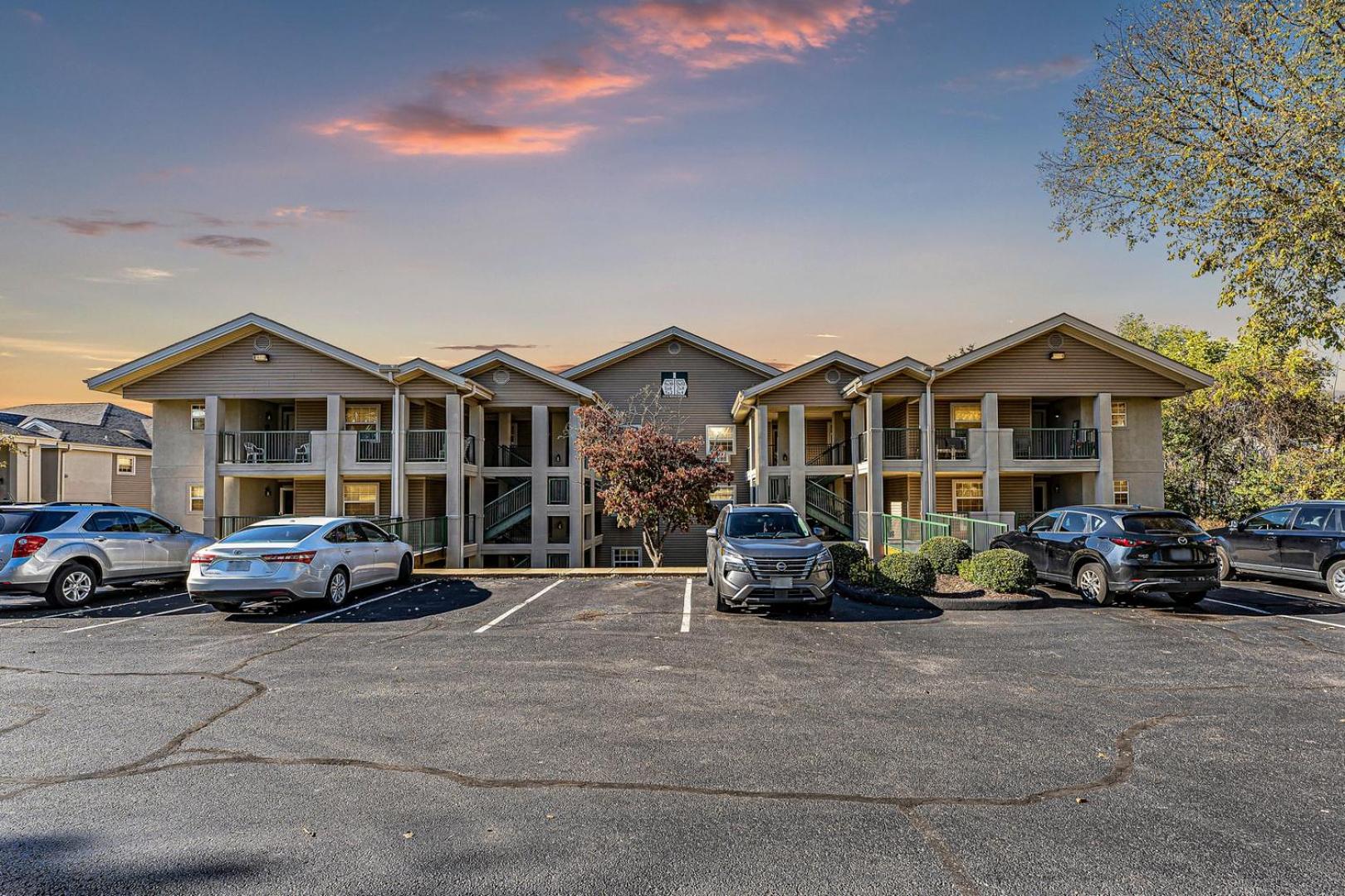 Branson 2BR Retreat | Jacuzzi + Gym + Pools