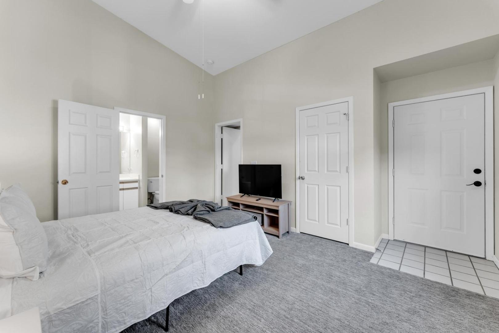 Branson 2BR Retreat | Jacuzzi + Gym + Pools
