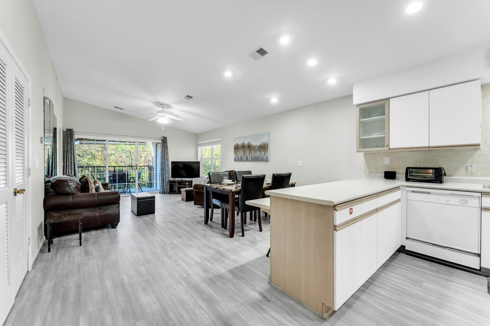 Branson 2BR Retreat | Jacuzzi + Gym + Pools
