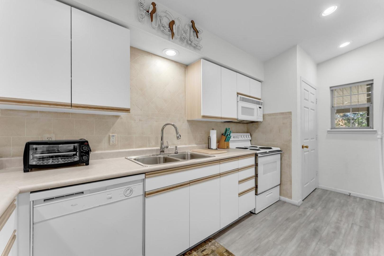 Branson 2BR Retreat | Jacuzzi + Gym + Pools