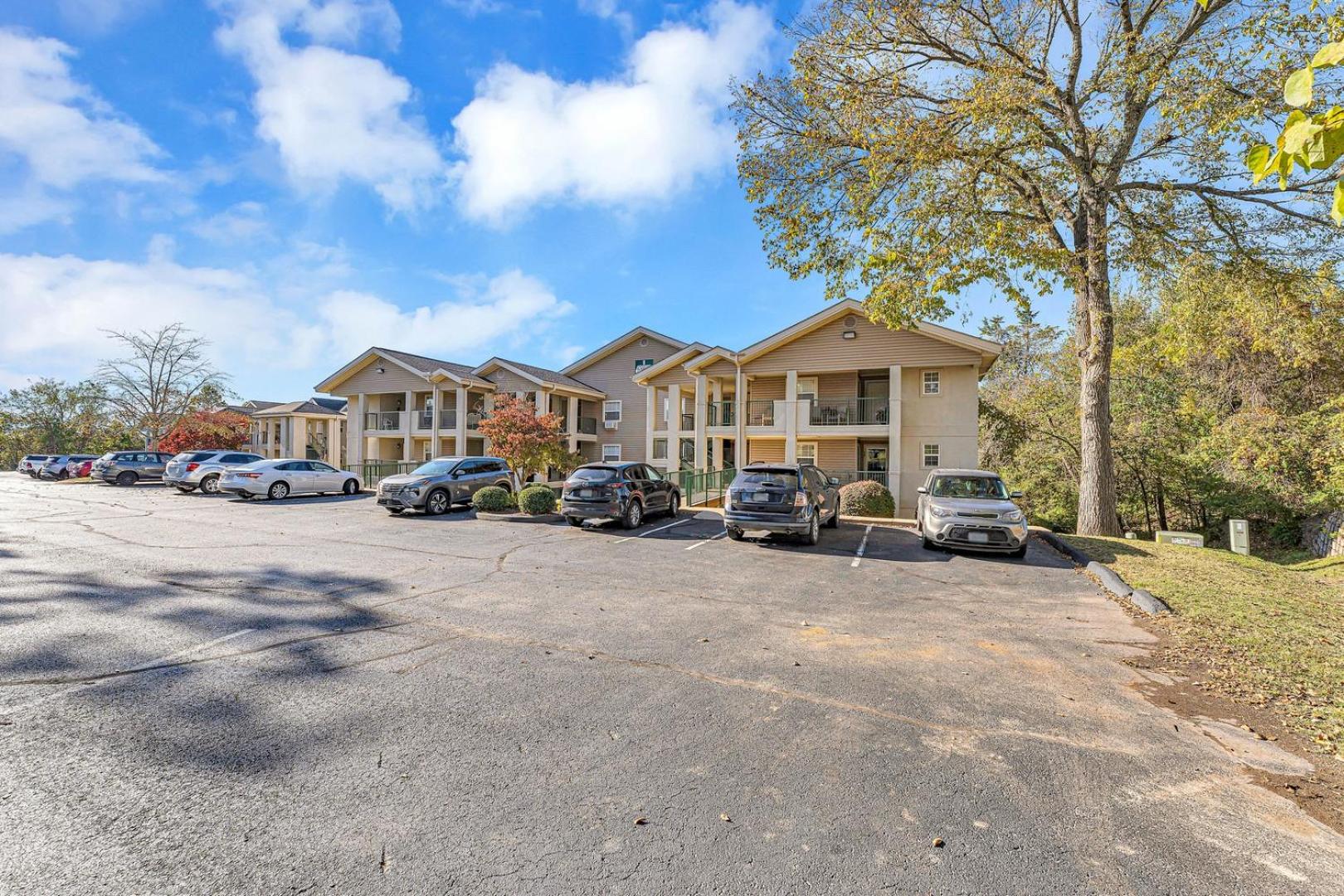 Branson 2BR Retreat | Jacuzzi + Gym + Pools