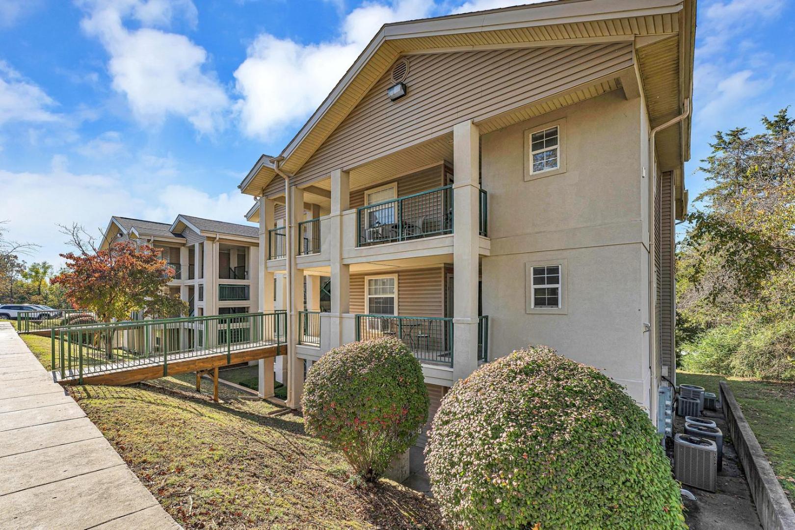 Branson 2BR Retreat | Jacuzzi + Gym + Pools