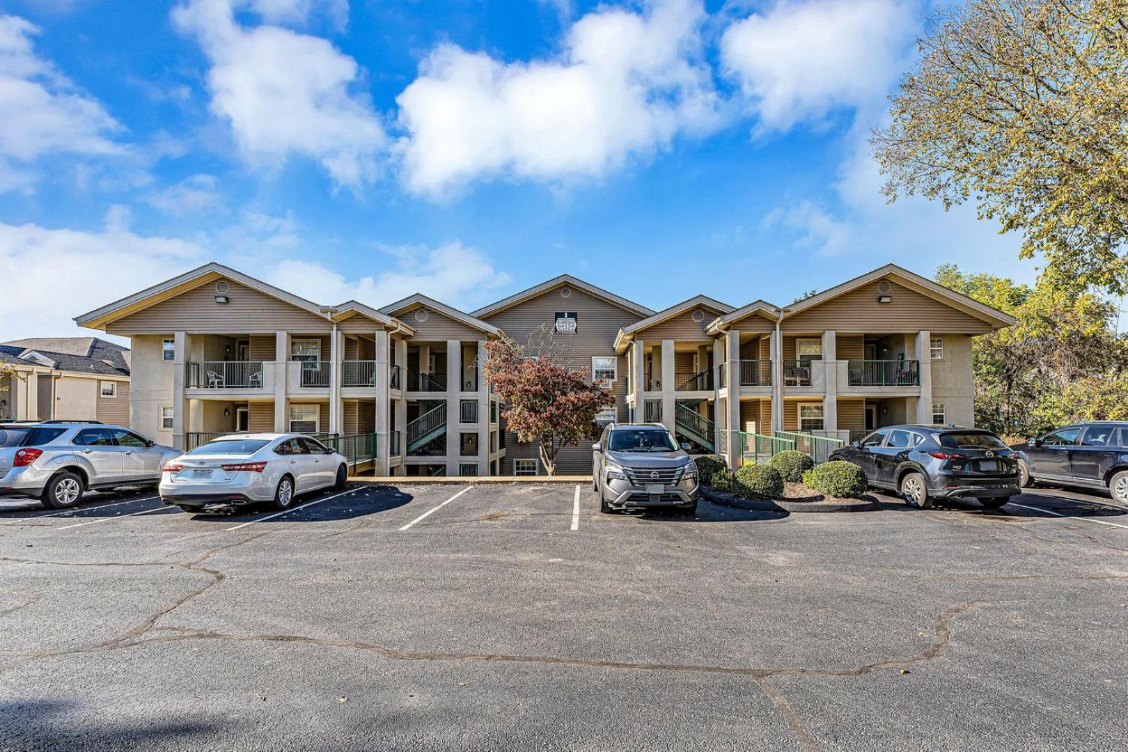 Branson 2BR Retreat | Jacuzzi + Gym + Pools