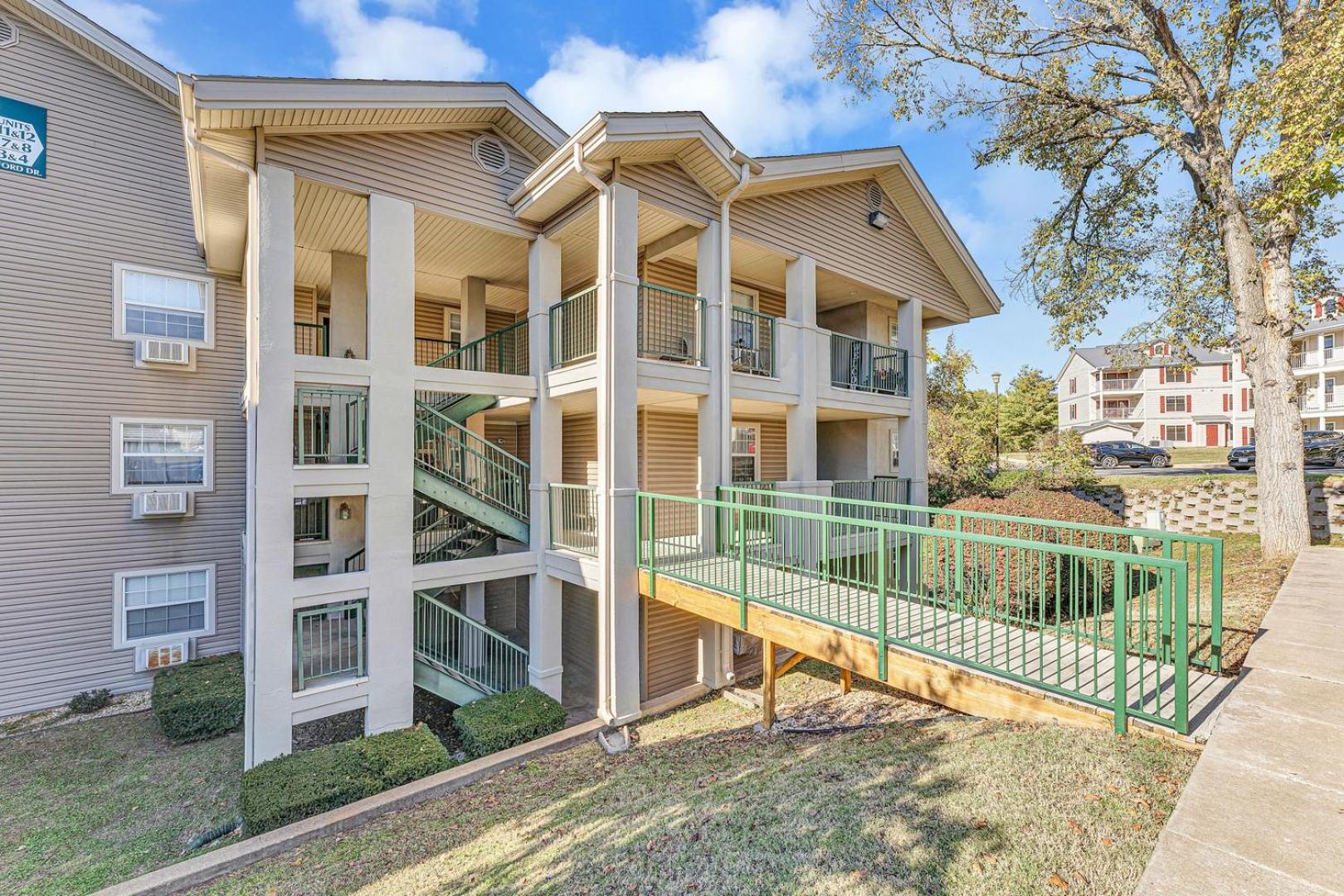 Branson 2BR Retreat | Jacuzzi + Gym + Pools