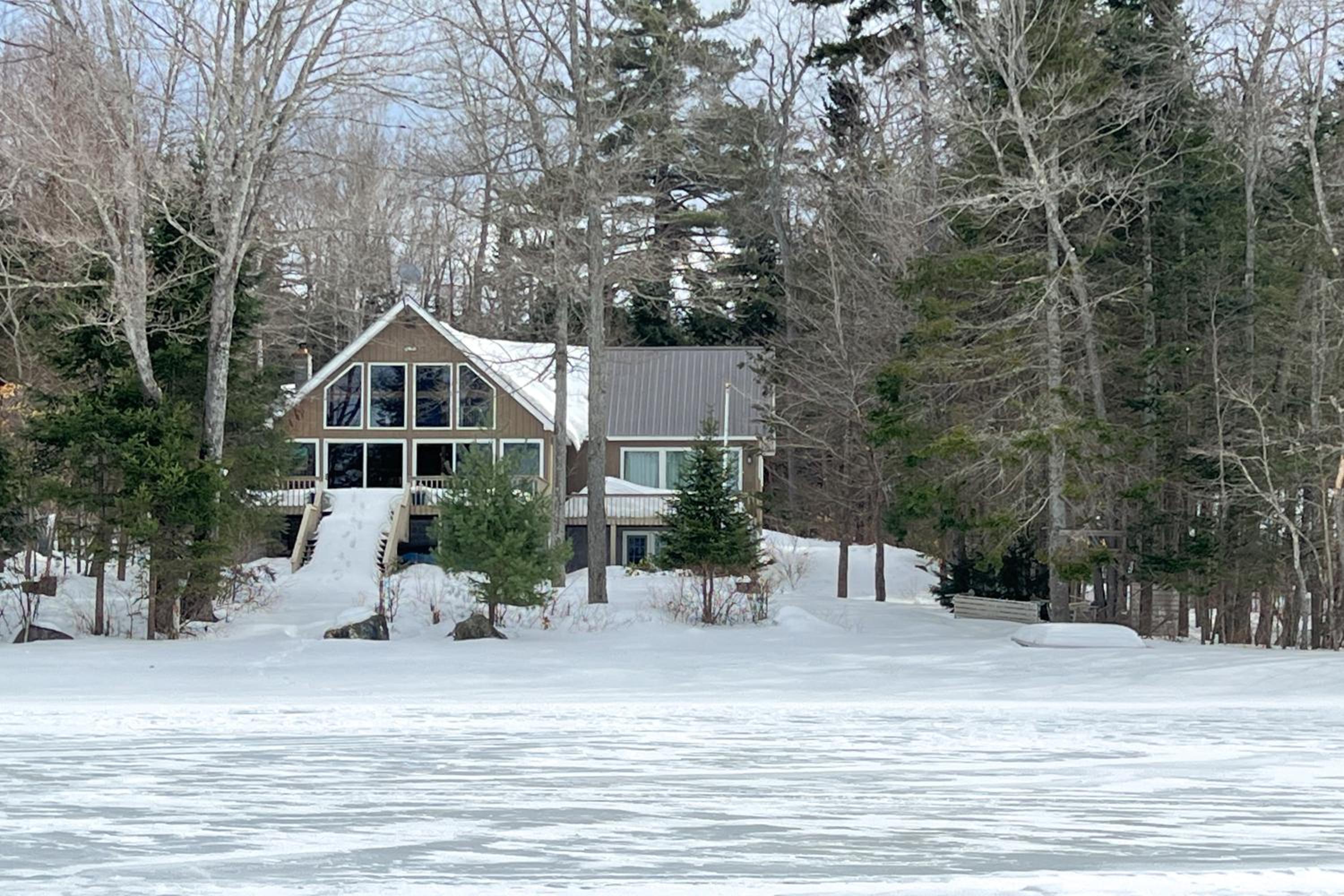 6 Mi to Ski Slopes Oak View Lakefront Home!