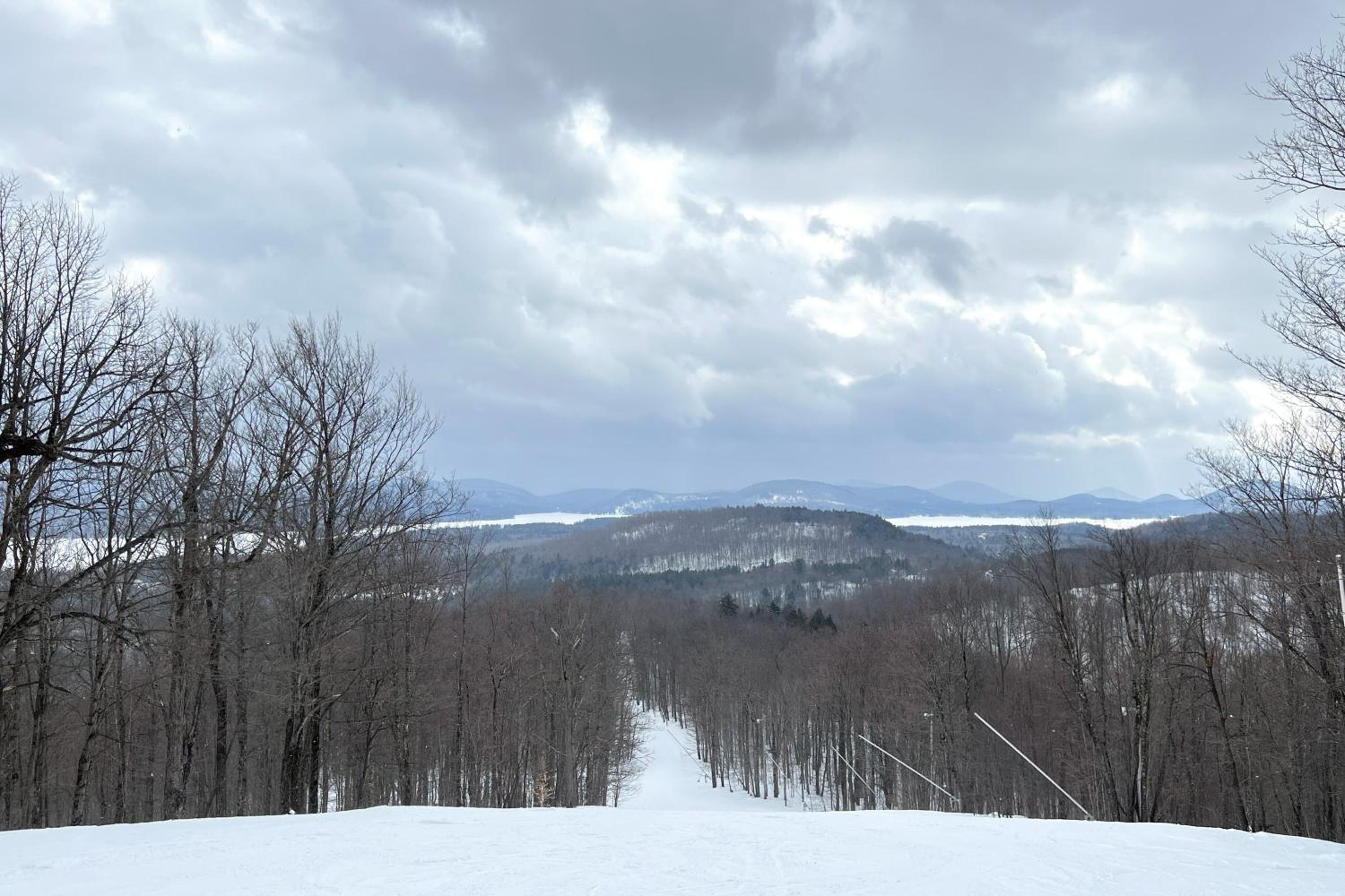 6 Mi to Ski Slopes Oak View Lakefront Home!
