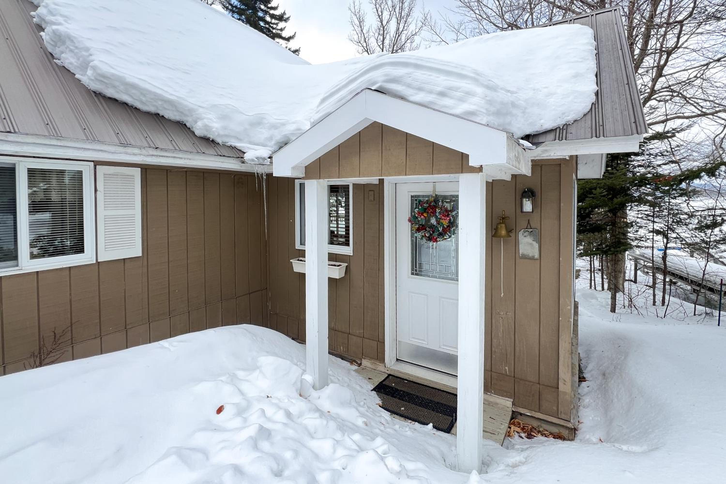 6 Mi to Ski Slopes Oak View Lakefront Home!