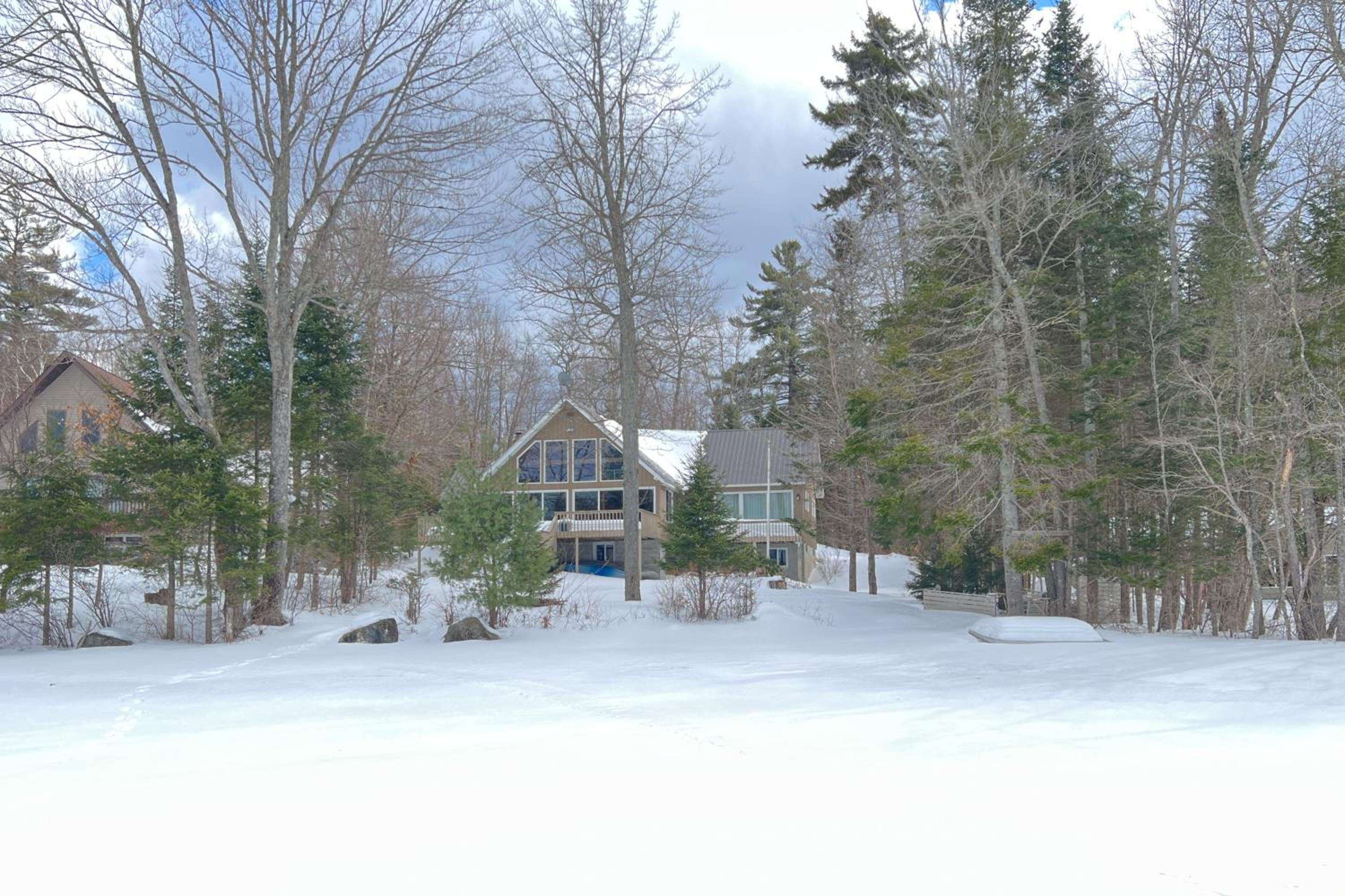 6 Mi to Ski Slopes Oak View Lakefront Home!