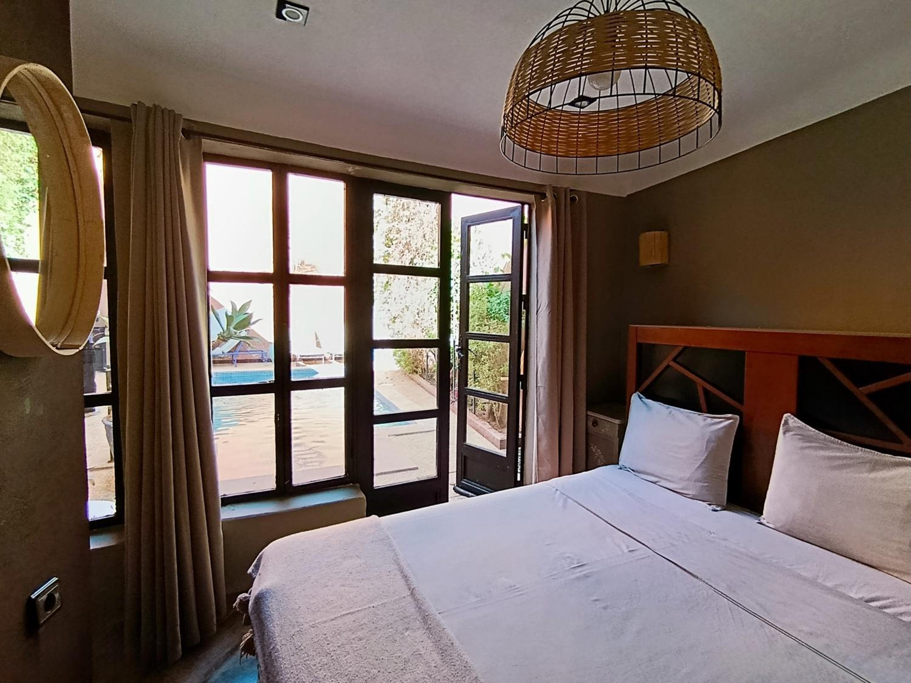 Villa with Private Pool and Garden, Fast Wi-Fi