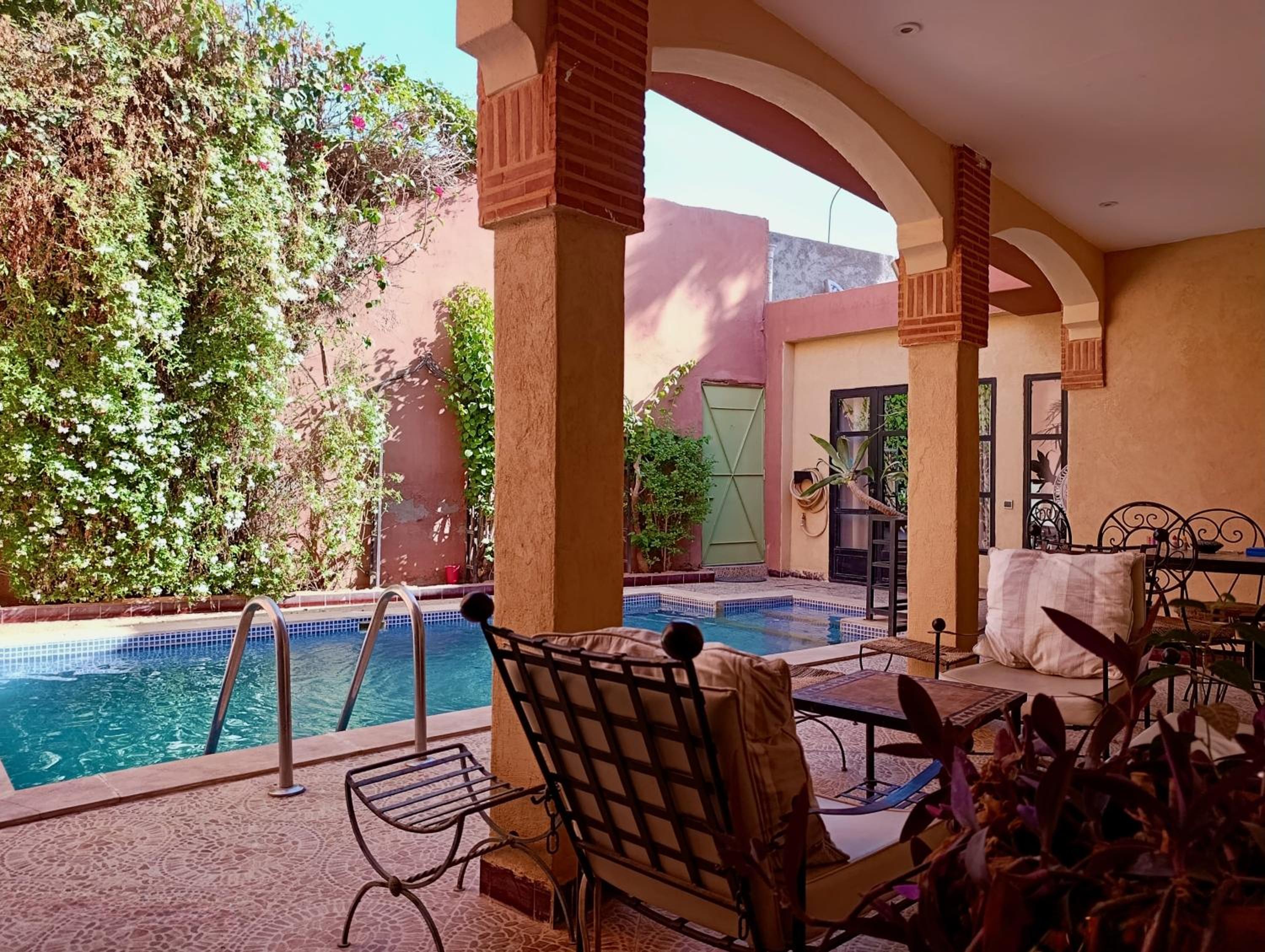 Villa with Private Pool and Garden, Fast Wi-Fi